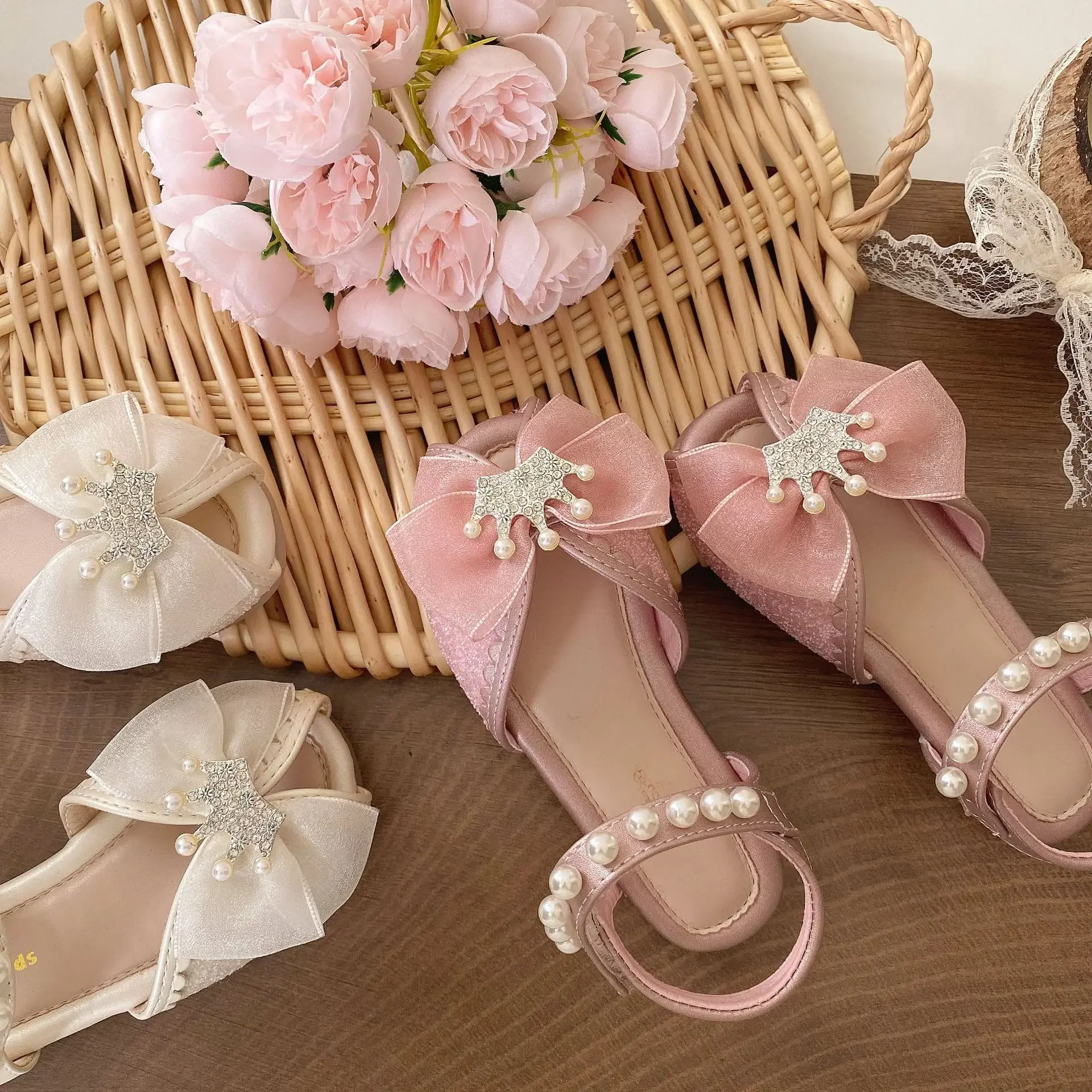 

2025 Summer Fashion Crown Decoration Girls Flat Sandals Girls New Pearl Bow Princess Shoes