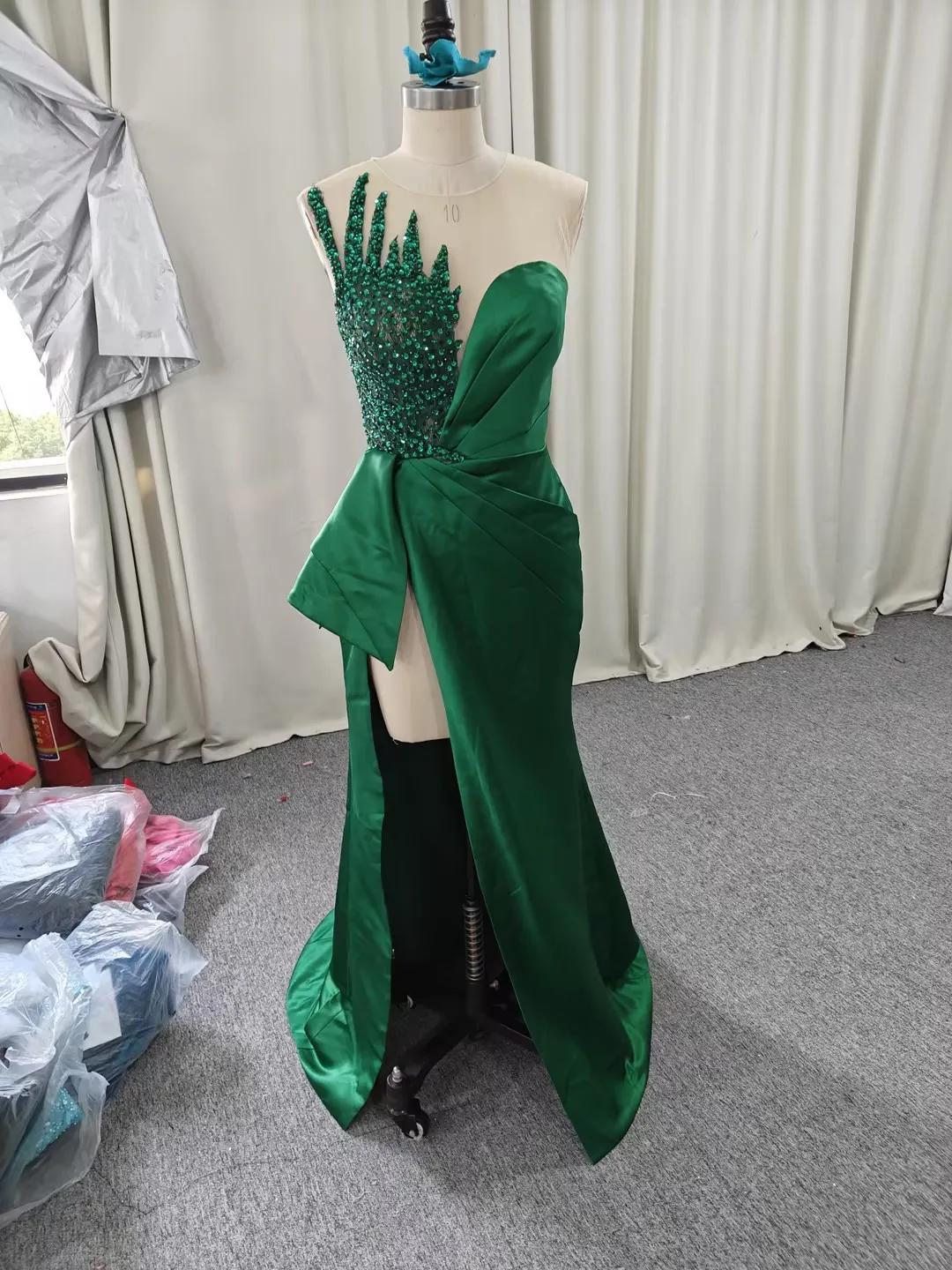 Vestidos De Noche De satén plisados asimétricos, traje largo hasta el suelo con cuentas y lentejuelas, color verde intenso, novedad De verano, 2024