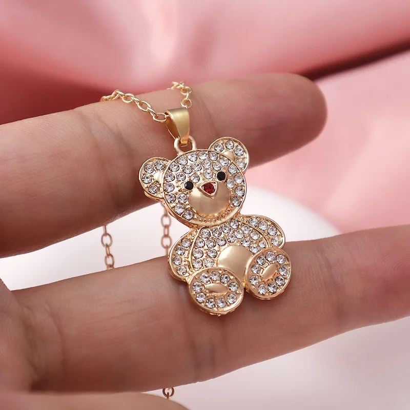 New gold inlaid rhinestone cute bear pendant necklace for fashionable ladies, niche bear enthusiasts, jewelry accessories