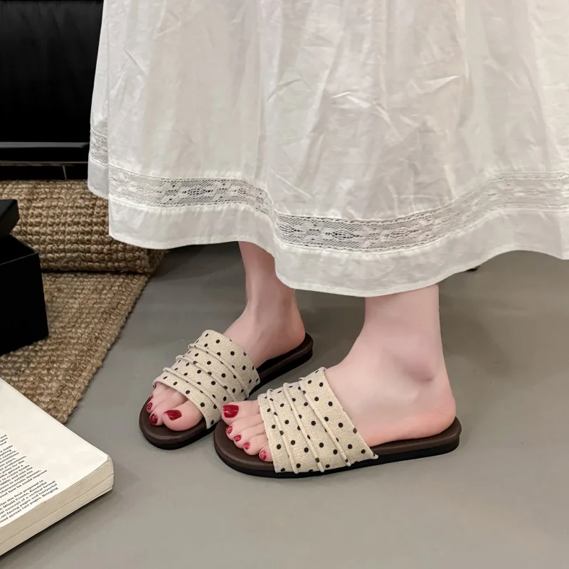Nouvelles tongs de plage confortables et décontractées pour femmes, style tendance, vente chaude d'été, élégantes et sexy, tongs plates rondes