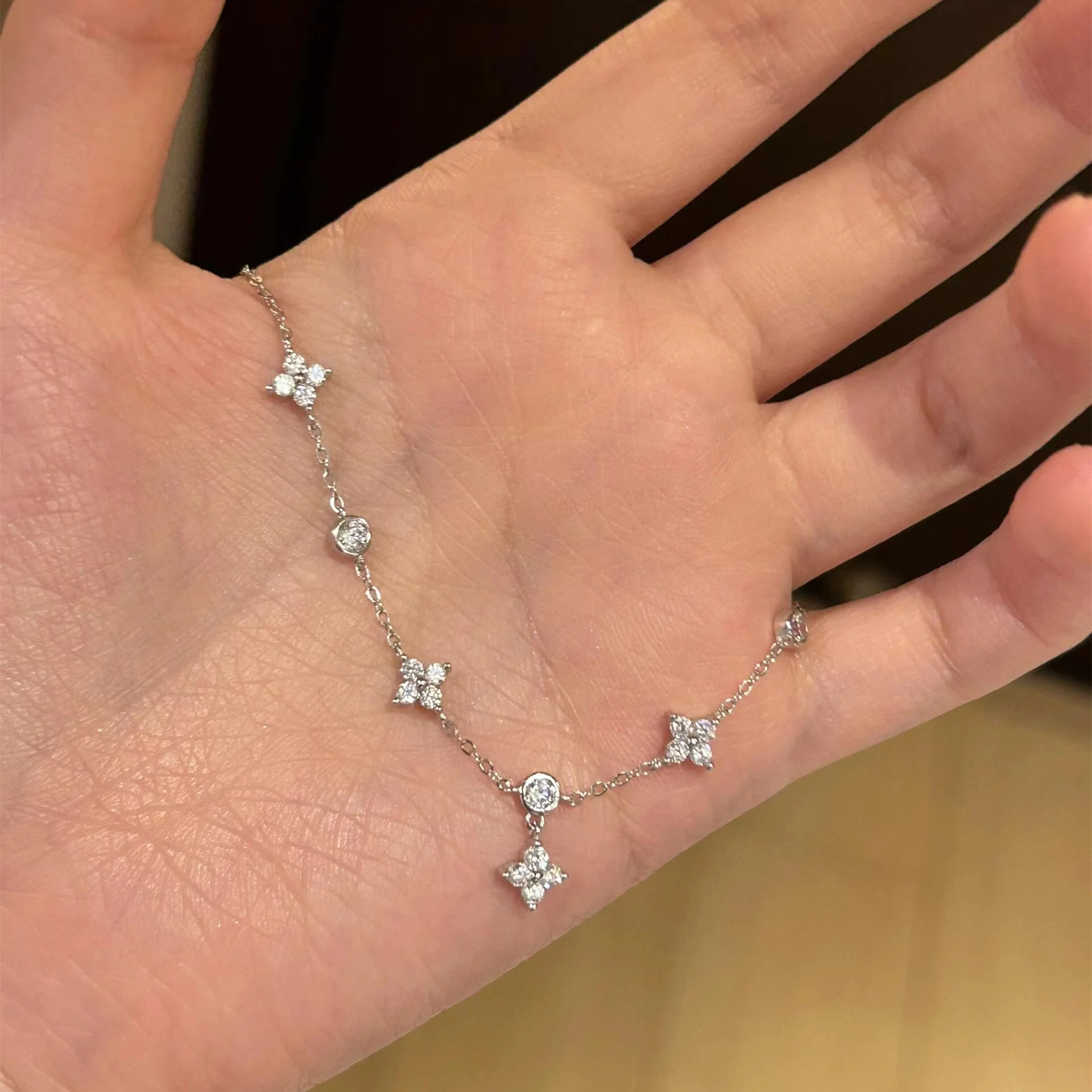 Stylish Exquisite 316L Stainless Steel Four-Leaf Clover Necklace for Women Lightweight Luxury Accessory with Sparkling Zircon