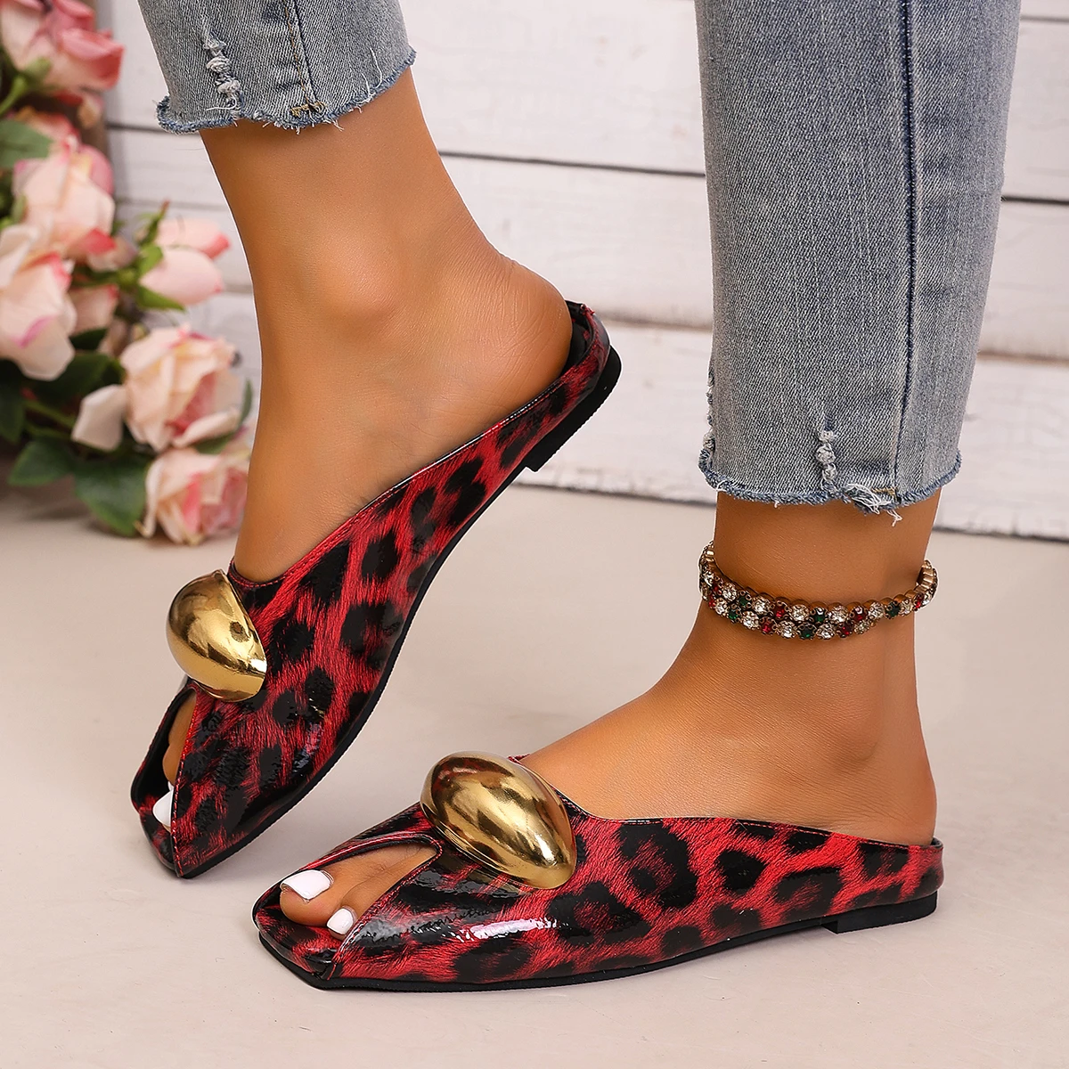 

2026 New Women Slippers Large Size Metal Buckle Flat Slippers Women Fish Mouth Toe Exposure Sandals Designer Shoes Slides Women