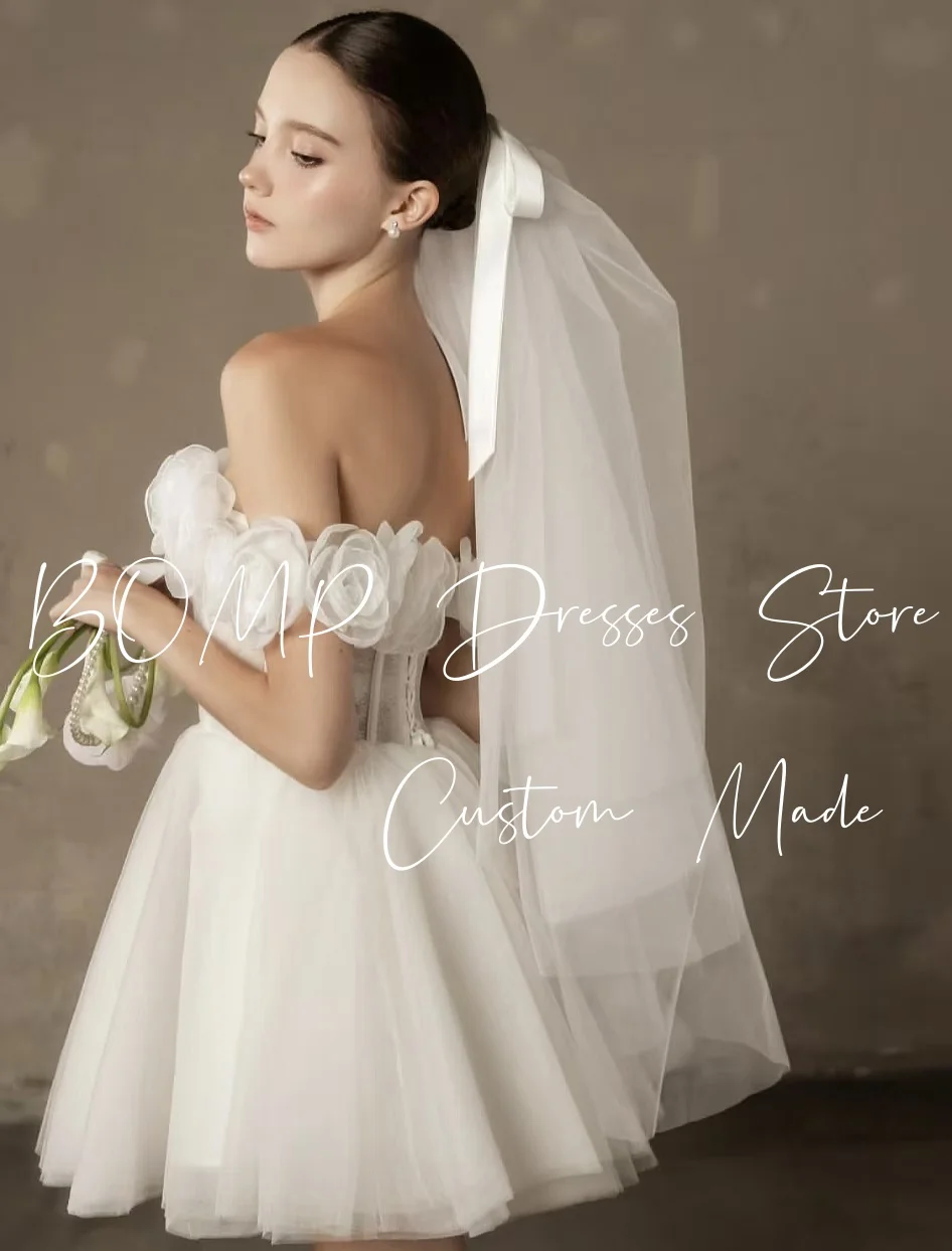 BOMP เรียบหรู 3D ดอกไม้งานแต่งงานชุดปิดไหล่เอ-ไลน์สีขาวทูลโอกาสพิเศษชุดสั้นที่กำหนดเองเดรส เดอ โนเวีย