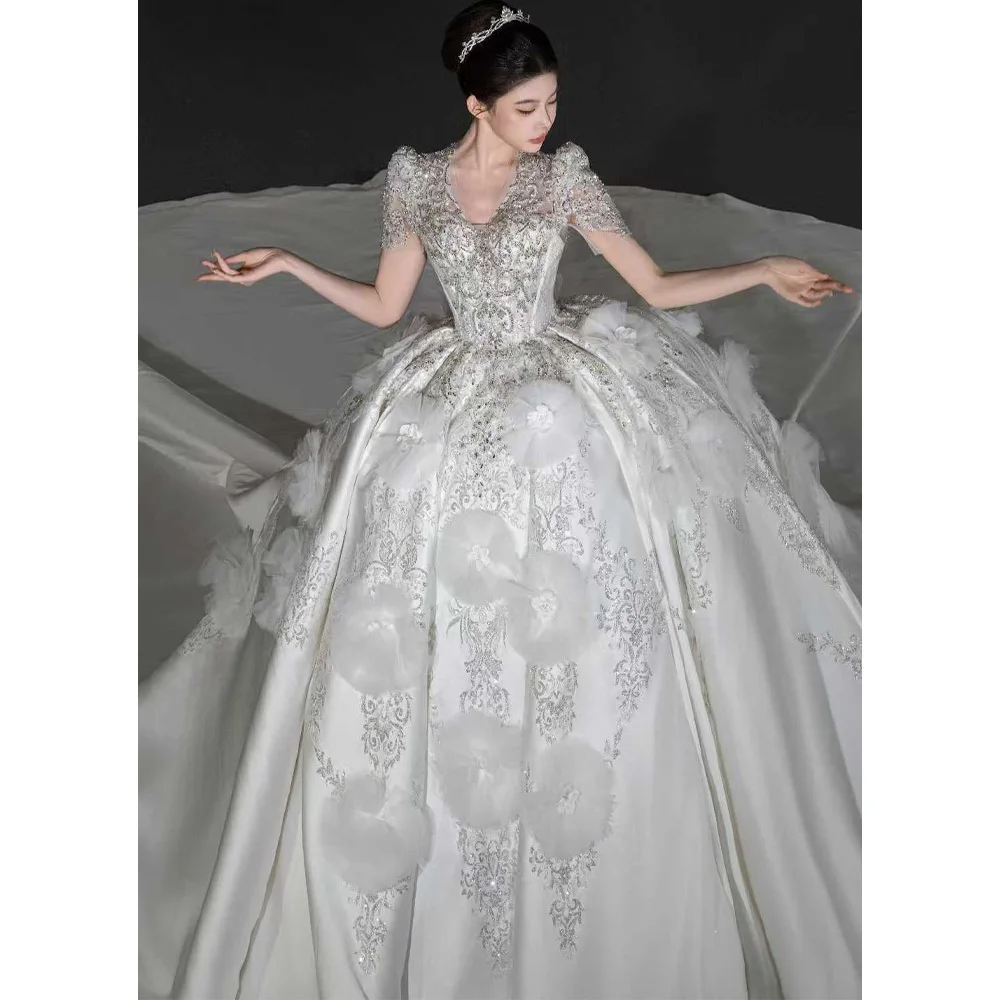 Robe de mariée personnalisable à col en v, manches courtes, détail en cristal brodé, 2026