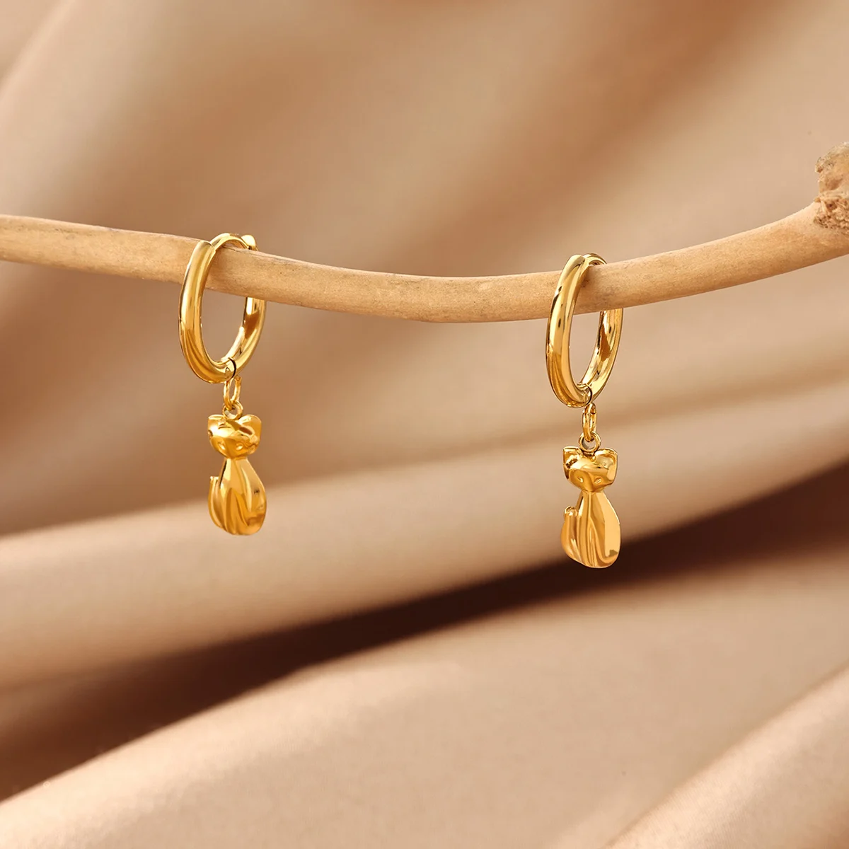 Vintage 3D Cartoon Katzen-Charm Hängeohrringe für Damen, 18K vergoldeter Edelstahl Ohrring, Hochzeitsschmuck