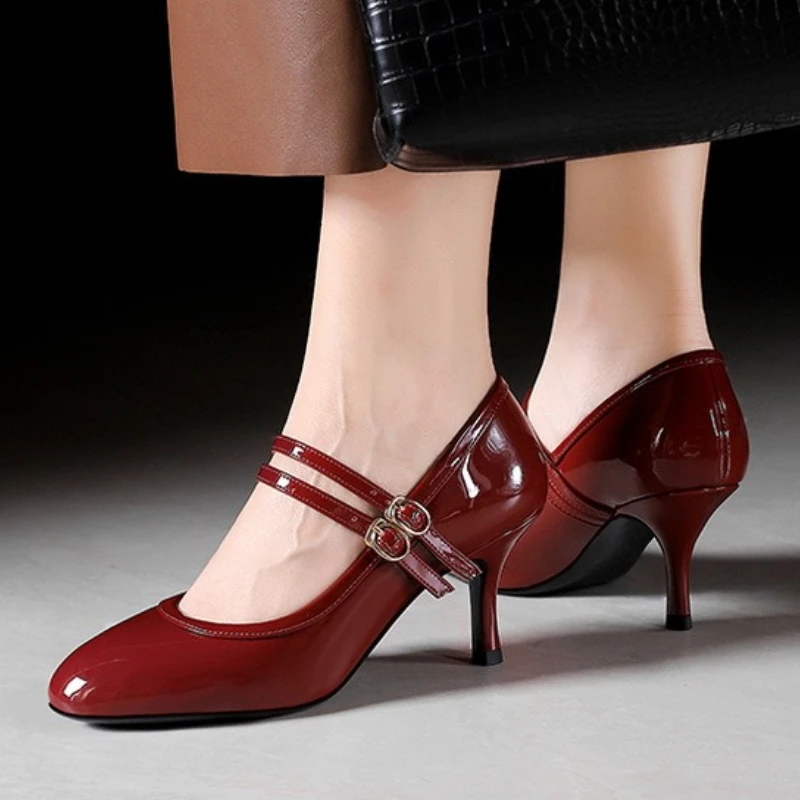 

Элегантные дизайнерские женские туфли на каблуке из лакированной кожи с двойным ремешком и пряжкой, дизайн с круглым носком, туфли Мэри Джейн, роскошные свадебные туфли-лодочки