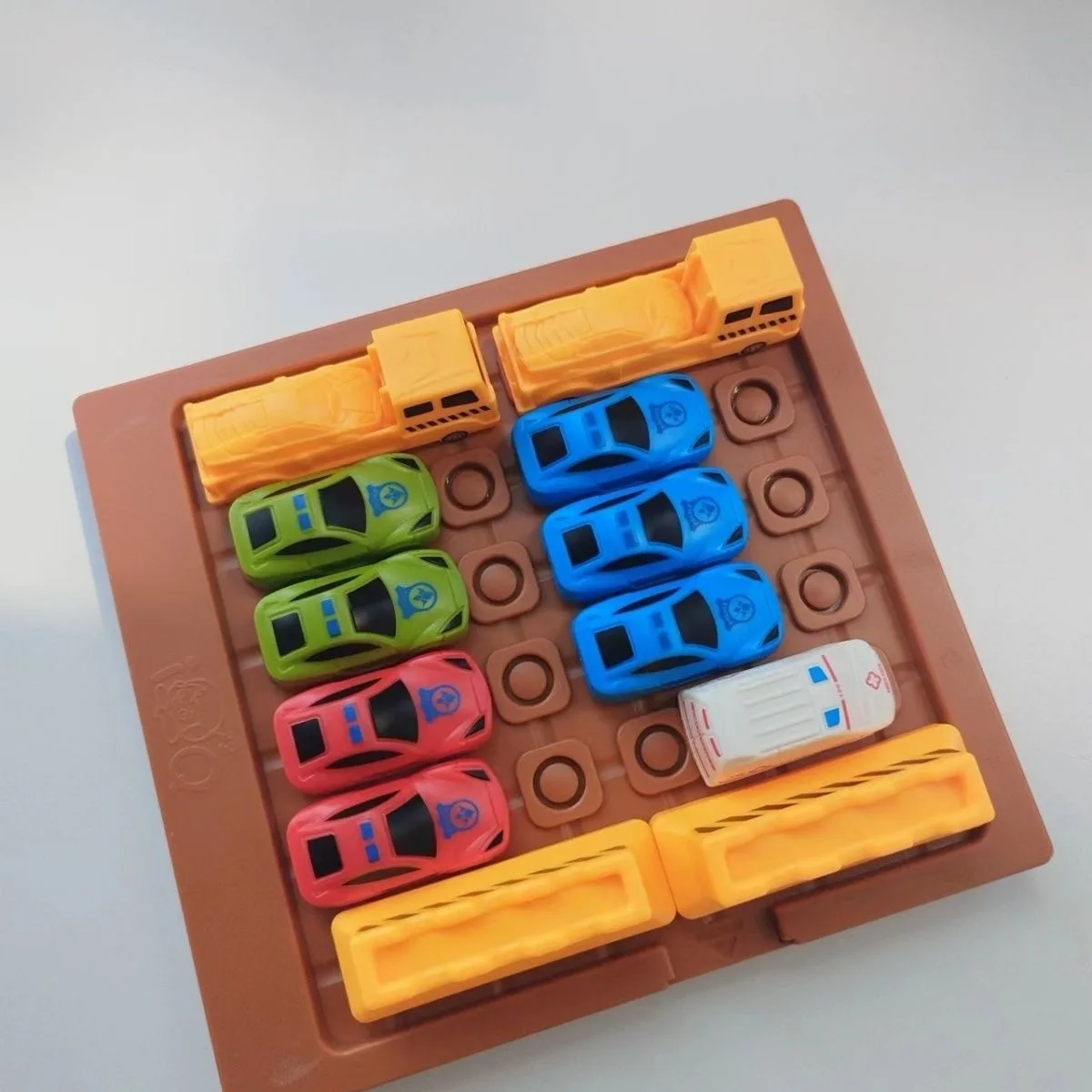 Interessante Tischspiele. Puzzlespielzeug, das logisches Denken und die Wegplanung trainiert und Tischpuzzlespiele für Kinder.