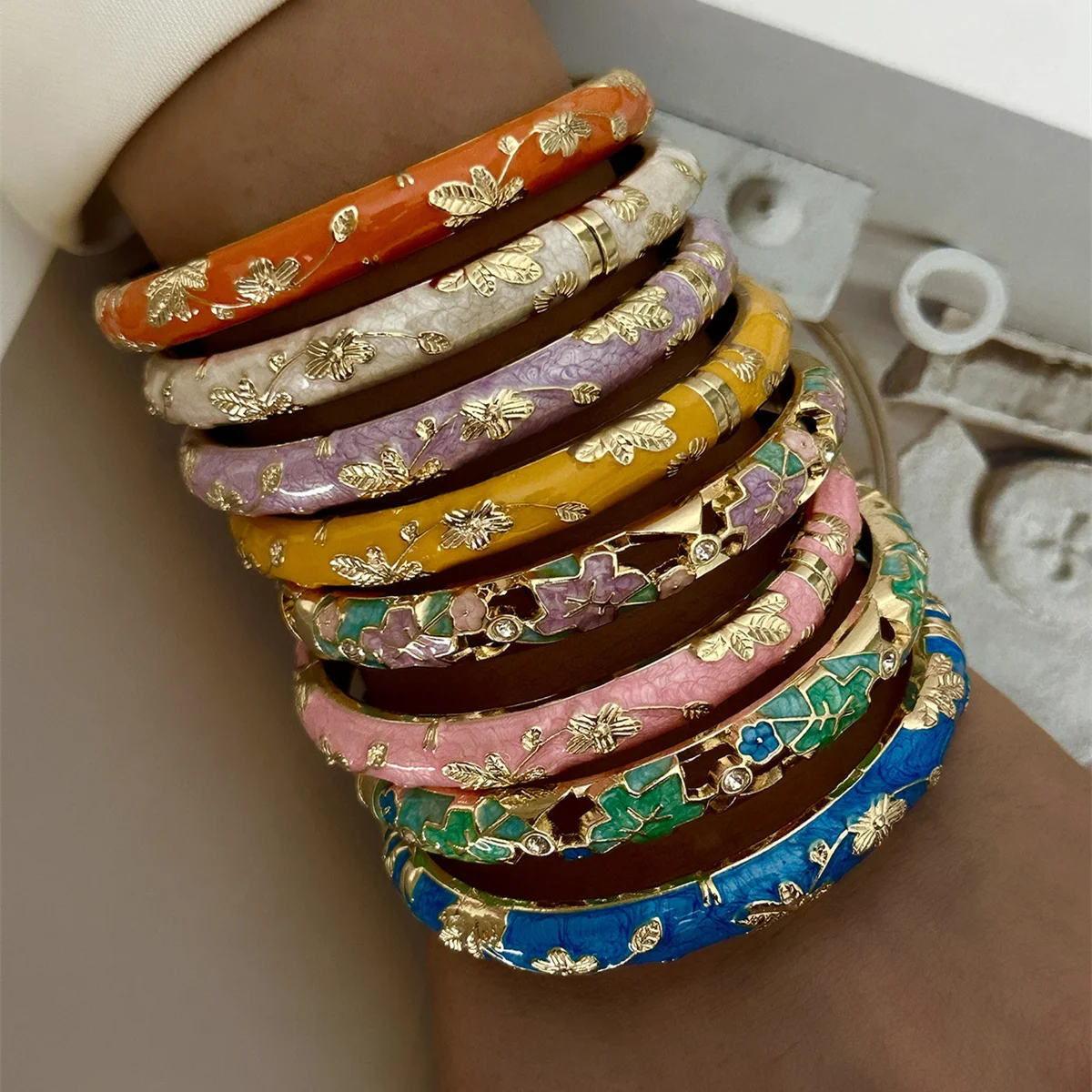 Elegante Kleine Blumen-Cloisonné-Emaille-Armreifen für Frauen, Retro Bunte Blumen- und Blättermuster-Armreifen, Ethnischer Vintage-Schmuck als Geschenk – Detail 4