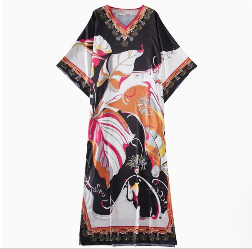 فستان مطبوع كلاسيكي غريب على الطراز الإندونيسي مع أكمام خفاش برقبة على شكل حرف V وتنورة طويلة فضفاضة بفتحة جانبية