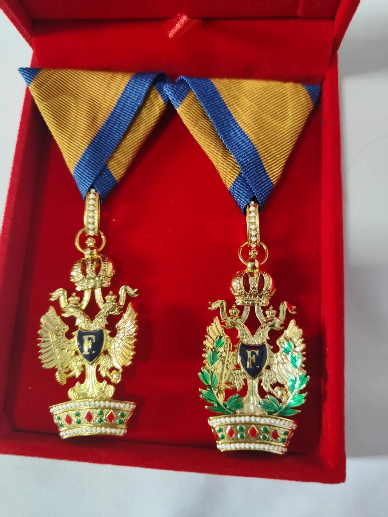 

1 Set Austria Medals Order of the Iron Crown w Case Reproduction