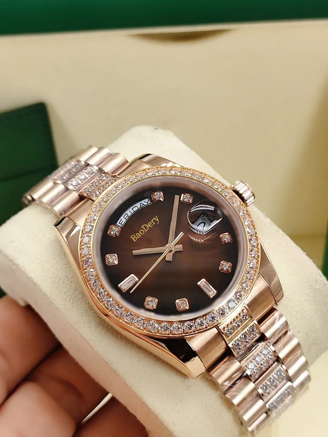 36mm women's bracelet style watch with colorful dial and middle row of diamonds, equipped with sapphire mirror and calendar wind