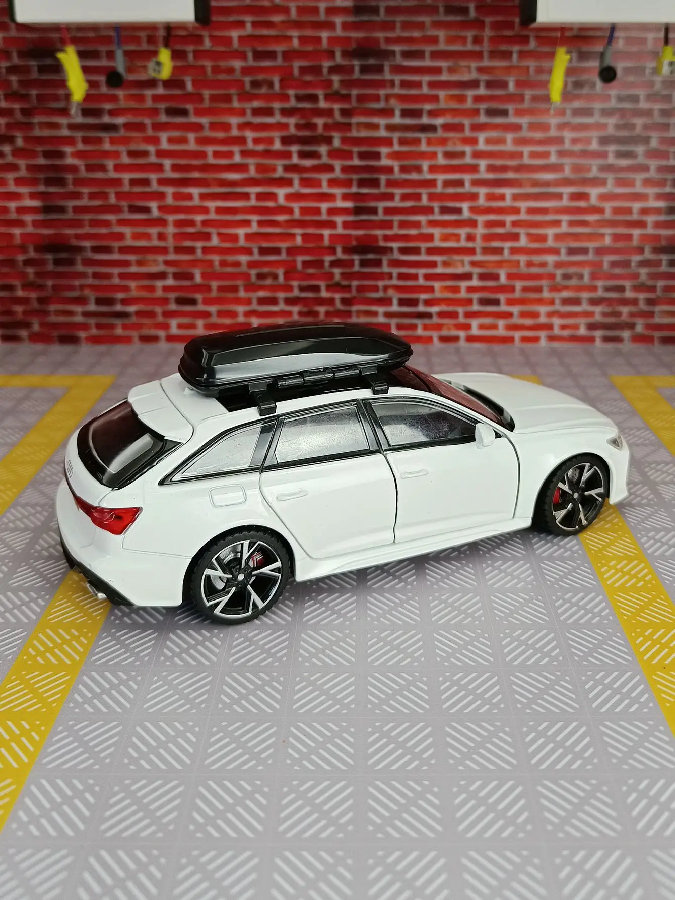 1:32 RS6 Wagon Alloy Car Modell vier Türen auf beiden Seiten, die geöffnet werden kann, und die Fronthaube und die Kofferraumtür kann ebenfalls geöffnet werden