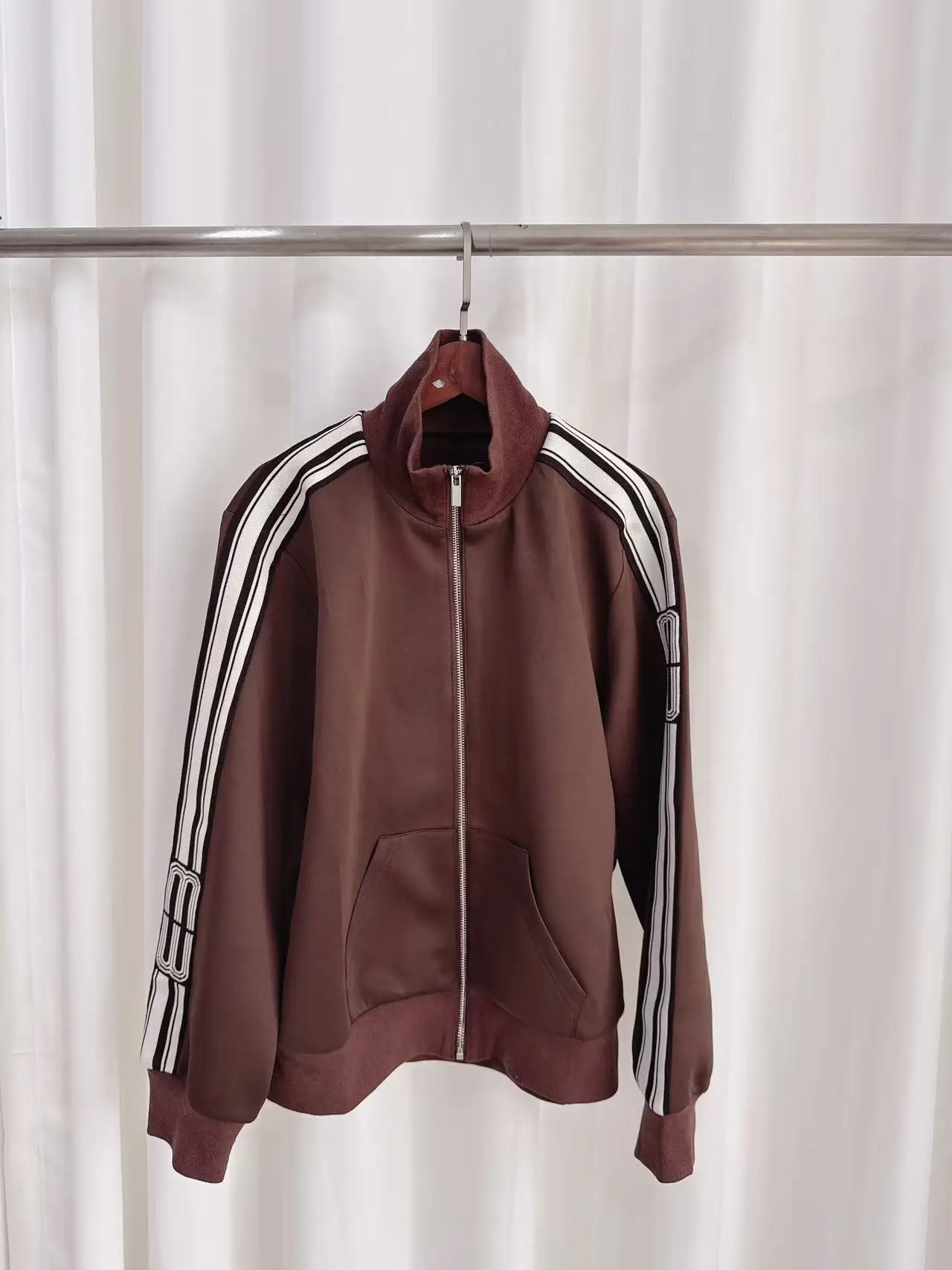 

Весенний женский спортивный костюм 2026: куртка с воротником на молнии, полосатыми вставками и карманами, брюки. Повседневный комплект из двух предметов.