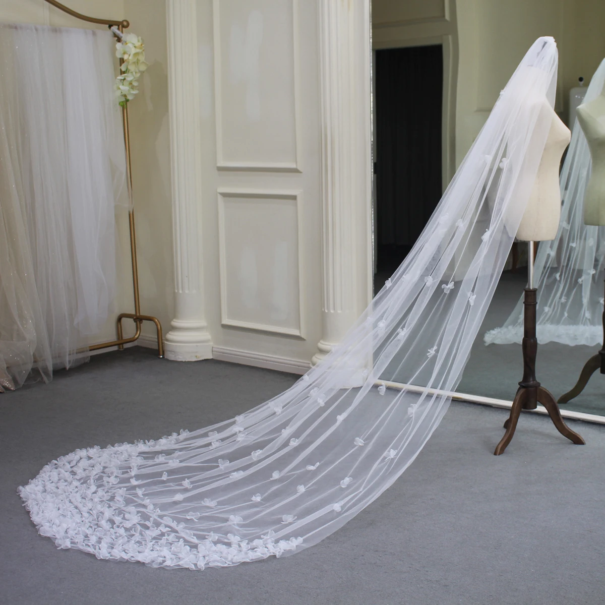 V661 Luxurious Wedding Cathedral Bridal Veil 1-T Soft Tulle Organza Appliqued Long White Handmade Brides to Be Headdress Veil