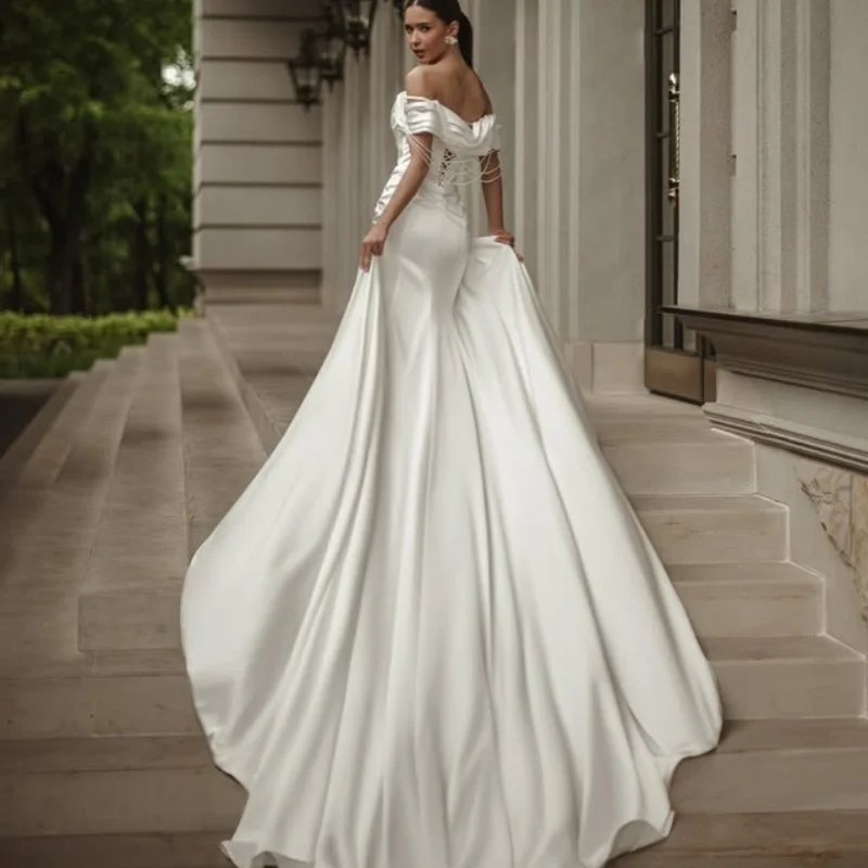 Abiti da sposa bianchi in raso decalcomania con spalle scoperte Abiti da sposa con perline di perle maniche lunghe multistrato Realizzato su misura