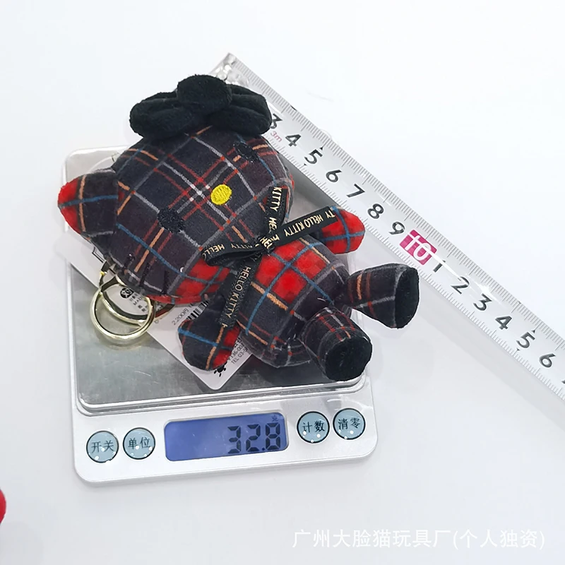 Breloczek Sanrio z kokardą i szalikiem w kratę, uroczy Hello Kitty, modny pluszowy wisiorek, idealny prezent dla kobiet i dziewcząt.
