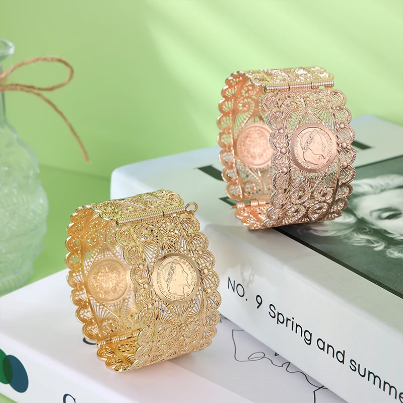 Goldfarbe Münz armband Ausschnitt Blumenmuster Metall Handgelenk Zubehör Manschette Öffnung Armreif Cafftan Braut schmuck