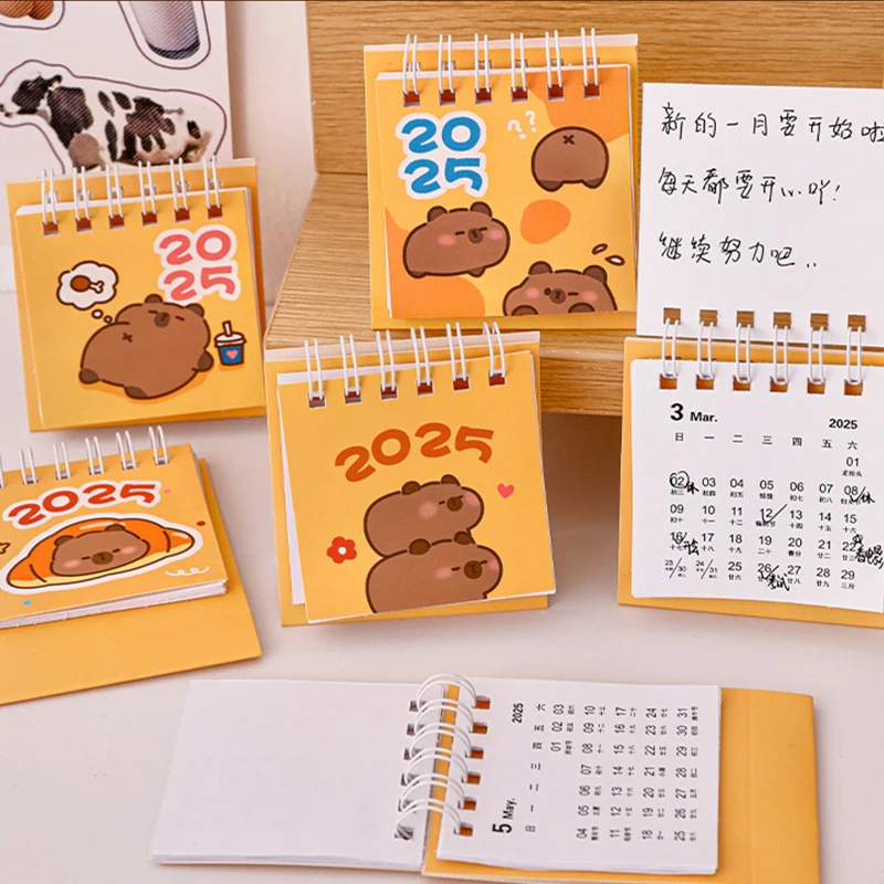 カピバラミニ漫画デスクカレンダー、かわいいポータブルポケットカレンダー、デスクトップの小さな装飾、事務用品や学用品、ギフト