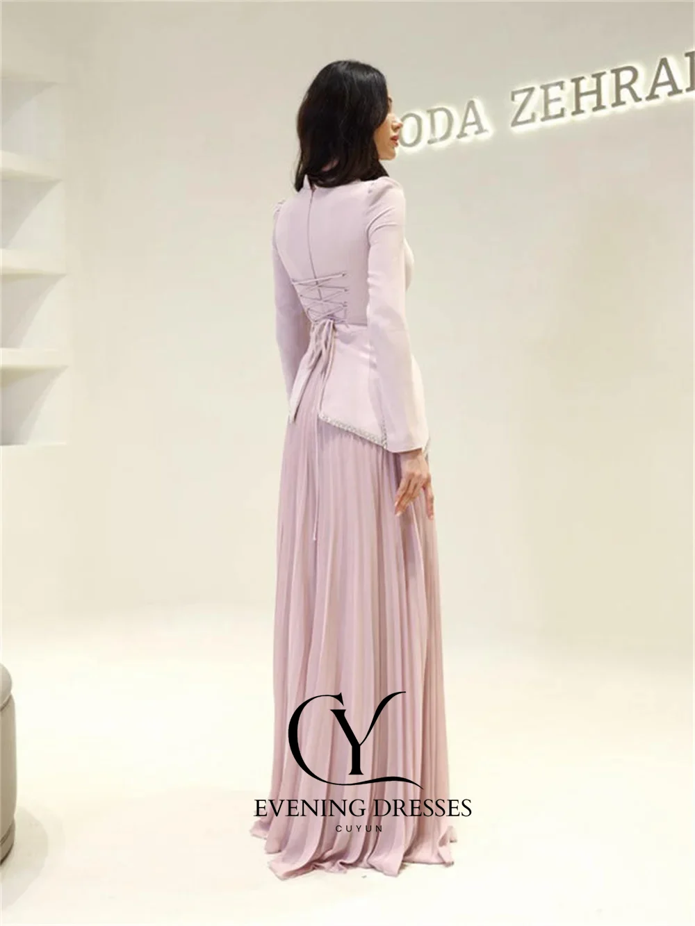 فستان سهرة وردي برقبة عالية من CUYUN 2026 بأكمام طويلة كريستال على شكل حرف a برباط مطوي بطول الأرض فستان حفلات الزفاف مخصص