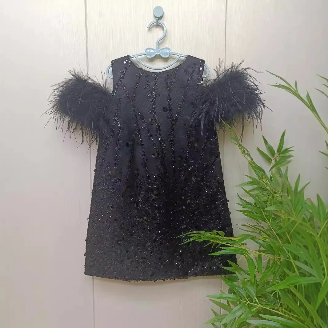 Maßgeschneiderte elegante Applikationen mit Pailletten, glänzende Performance-Kleider für Babys, O-Ausschnitt, Federn, knielang, Geburtstagsparty-Kleider – Detail 3