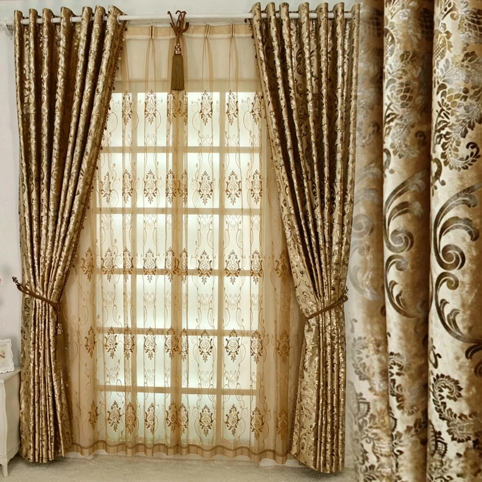 Maßgefertigte Europäische Gold-Luxus-Vorhänge mit Stickerei für Wohn-, Ess- und Schlafzimmer, Bedruckte Verdunkelungsvorhänge zur Fensterdekoration