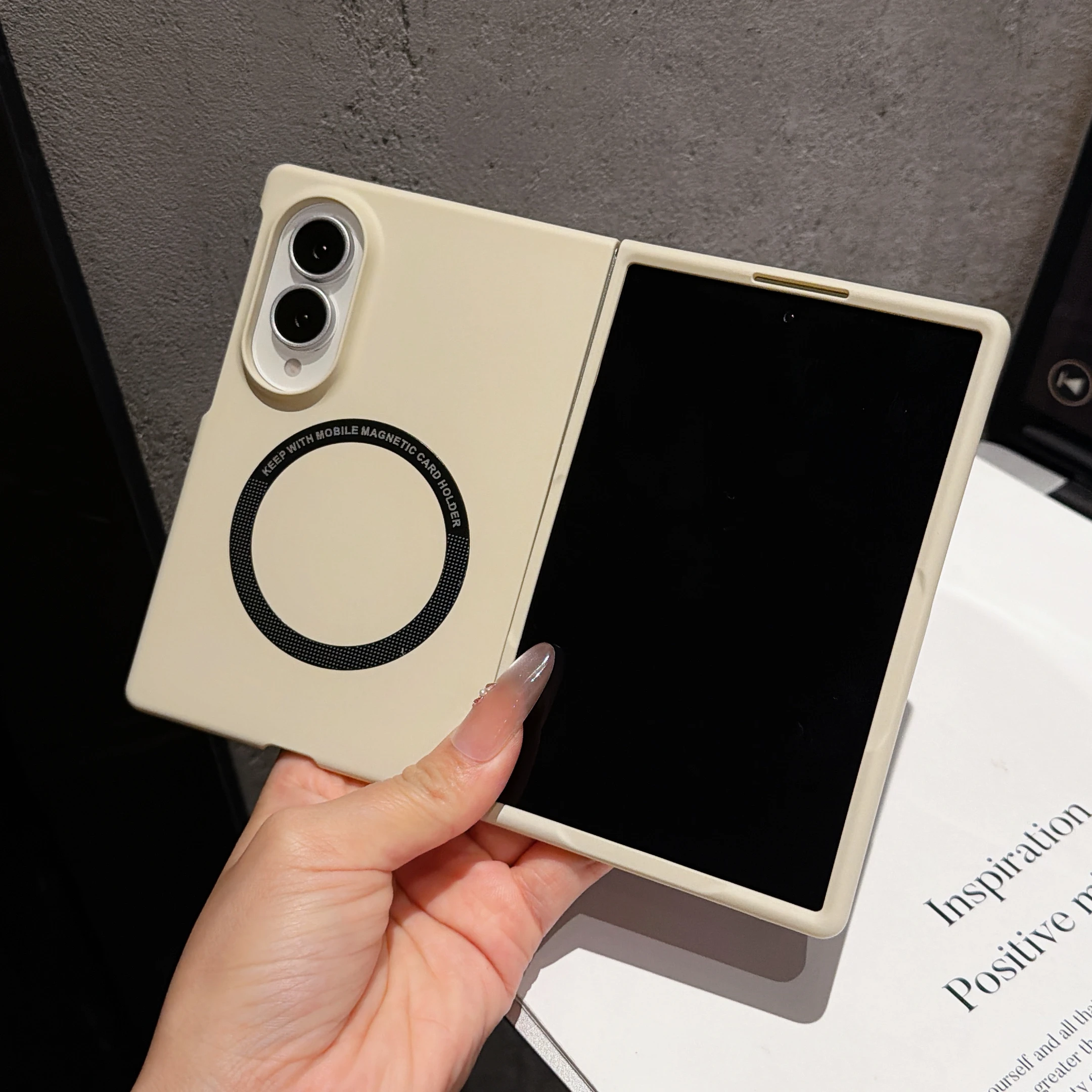 Ultracienkie magnetyczne etui na telefon Samsung Galaxy Z Fold 8 kompatybilne z Magsafe, o wyraźnym dotaku jak skóra, odporne na wstrząsy, twarda obudowa PC, funda. — zdjęcie produktu 2
