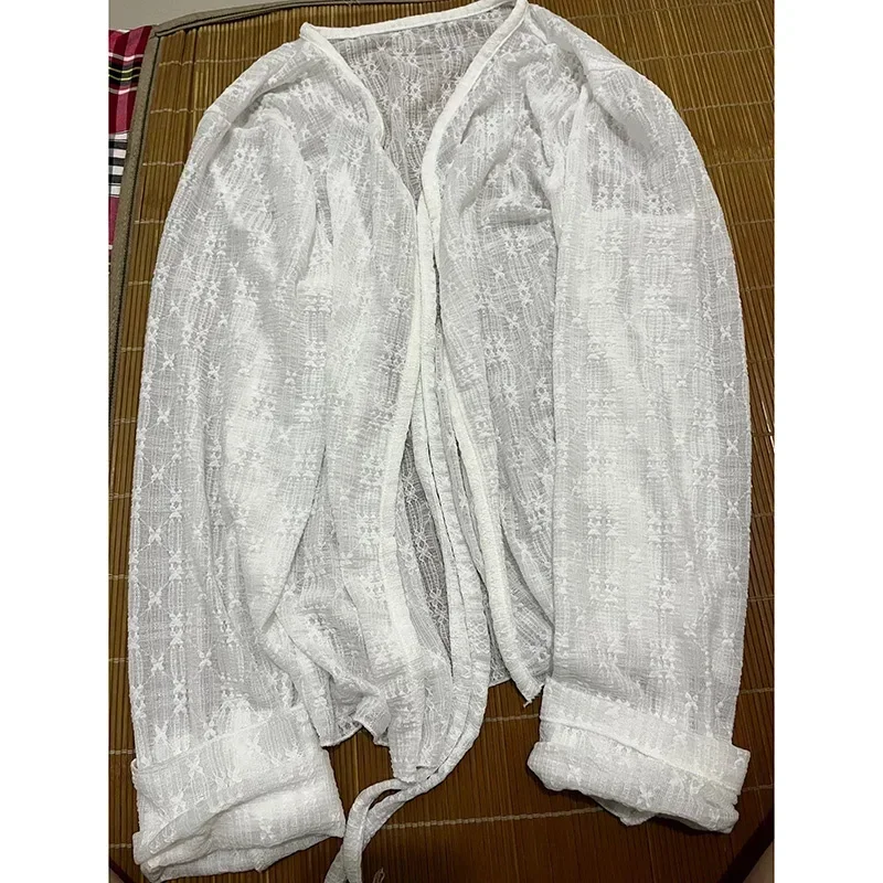 Blusa feminina rendas até cores sólidas à prova de sol respirável versátil com decote em v fairycore temperamento verão manga longa estilo coreano slouchy