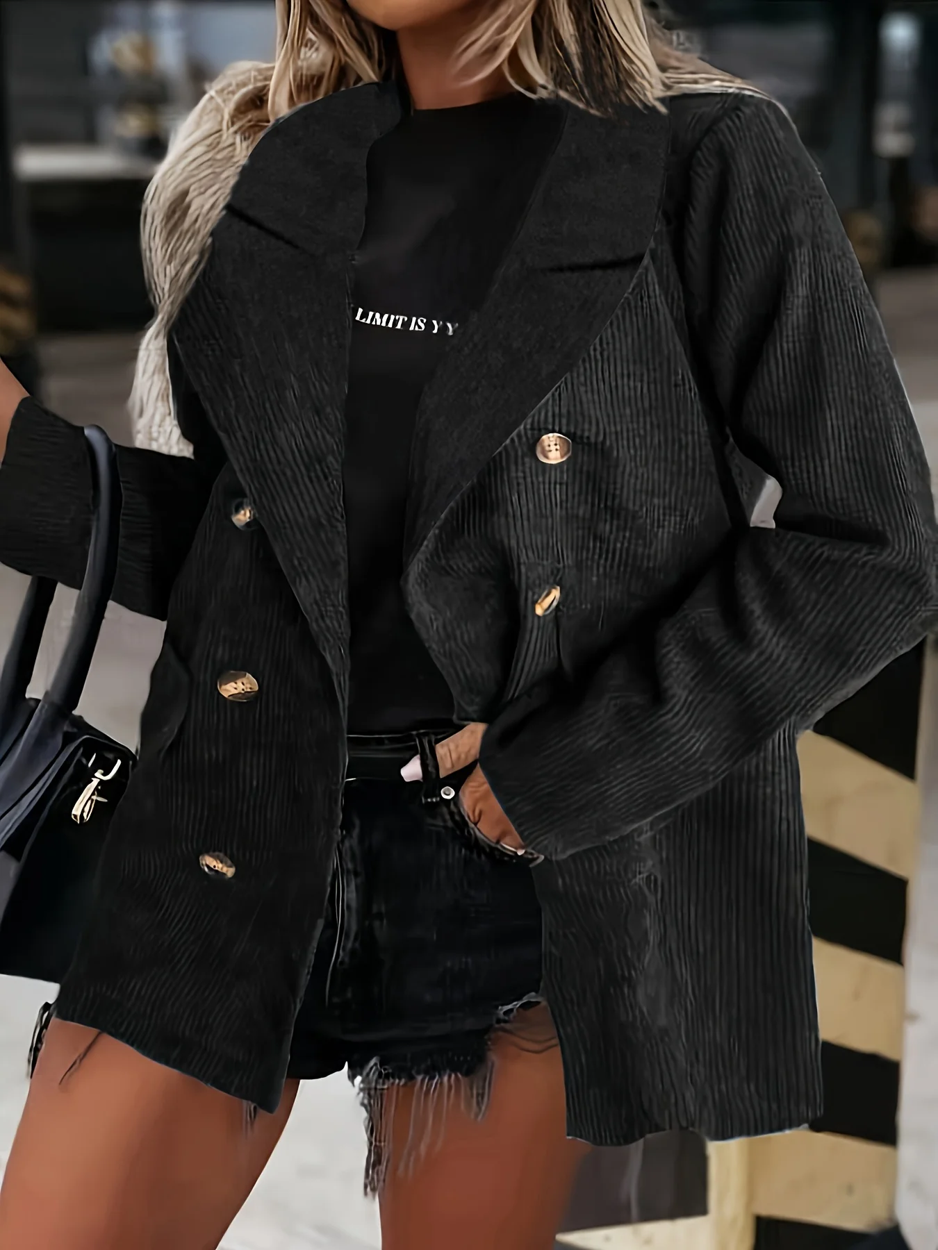 

Двубортный костюм, обязательный вариант для осенней и зимней моды.