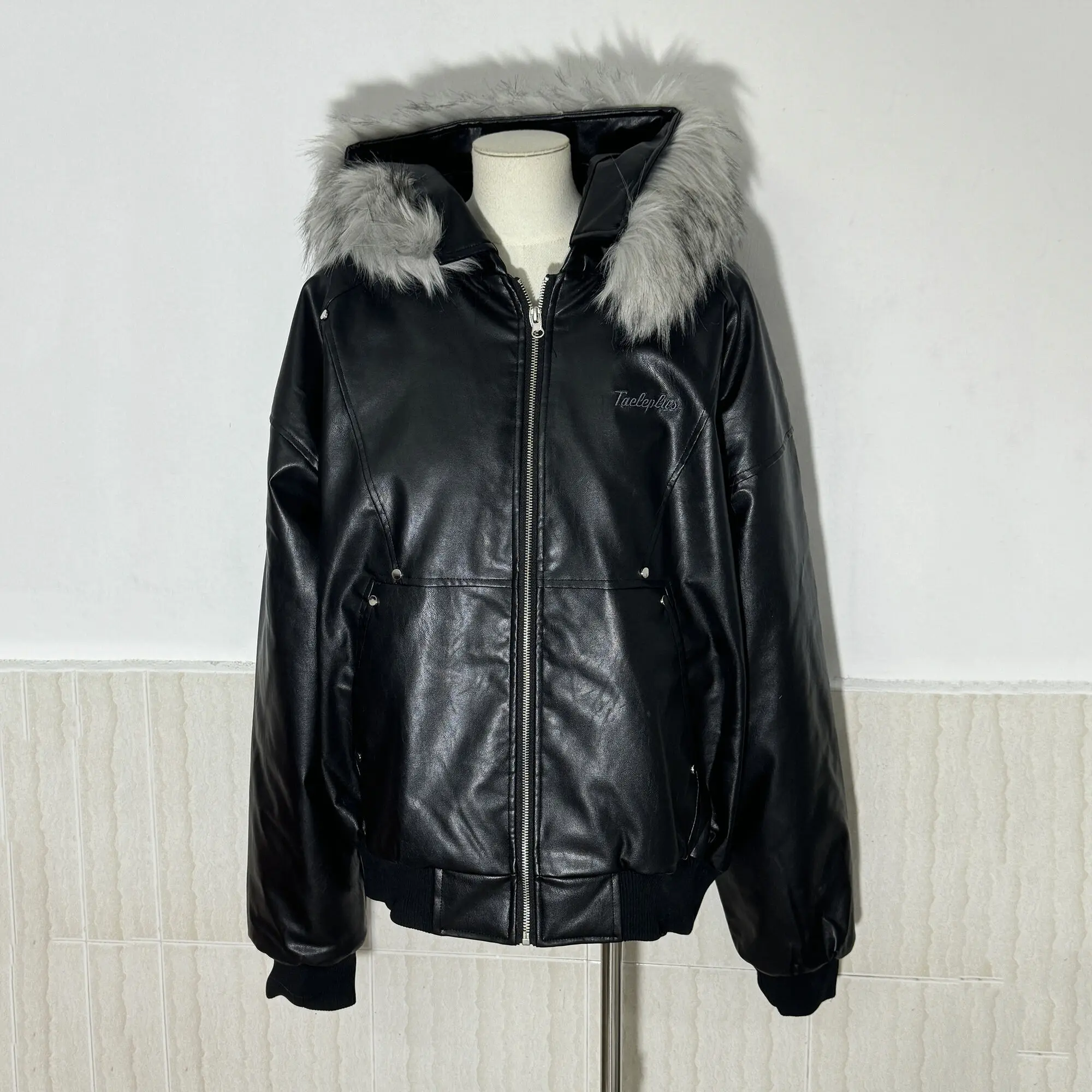 PFNW Herren-Jacke aus PU-Leder mit abnehmbarem Pelzkragen, schwarzer, mit Baumwolle gefütterter Mantel, Cleanfit, übergroße Silhouette, Winterkleidung 28W5498