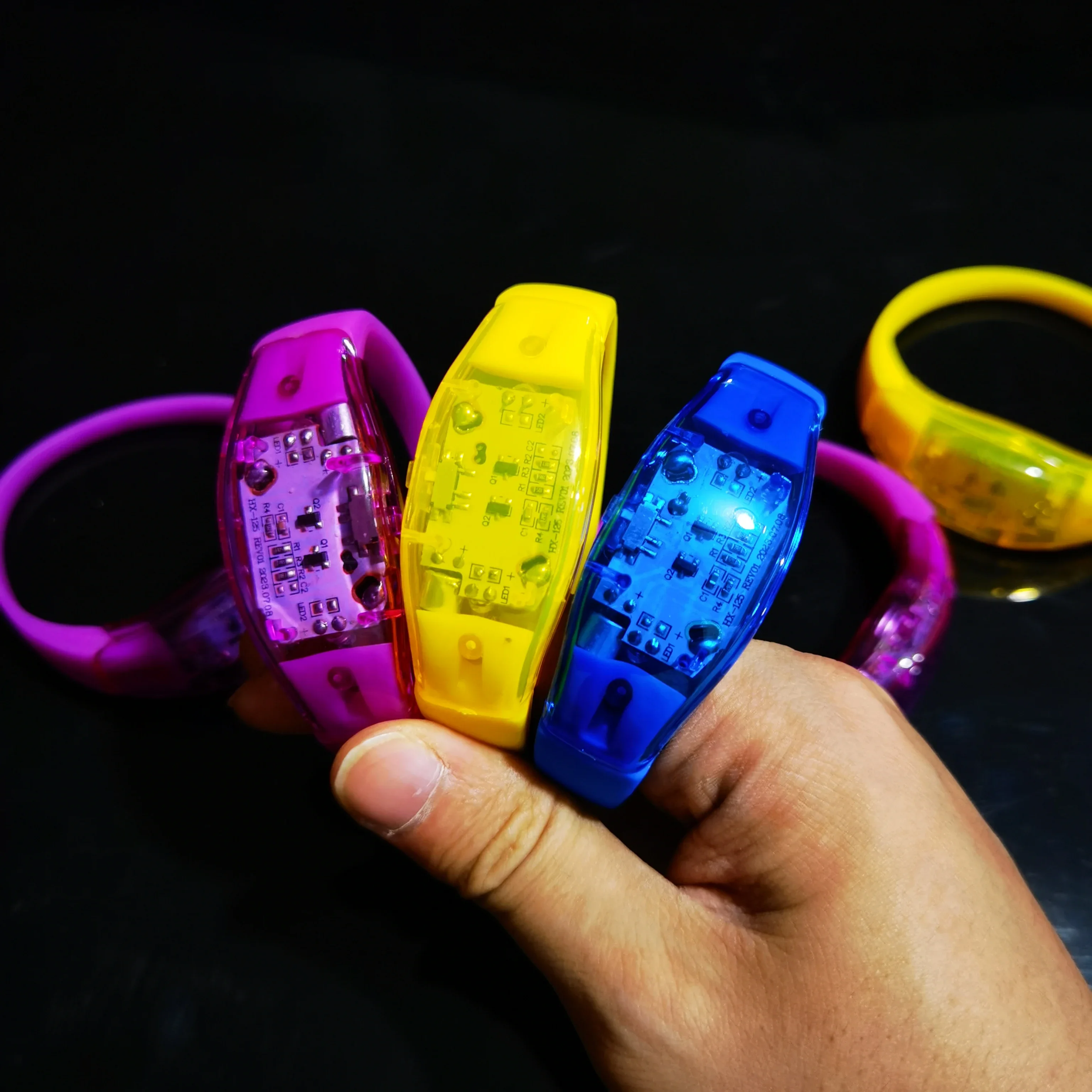 6pcs Led Sound Control Bracelet Flashing Bracelet Wristband Vibration Control Bracelet Glow in The Dark Wedding Party Supplies