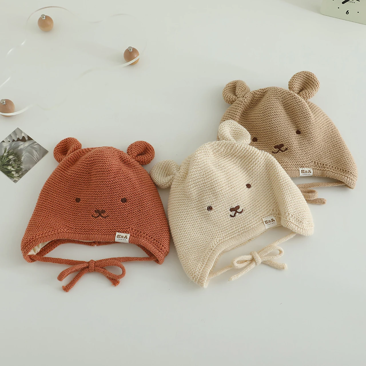 Topi Bayi Rajut Beruang Lucu dengan Penutup Telinga Musim Gugur Musim Dingin Tebal Hangat dengan Tali Pengikat Anti Angin untuk Balita Anak-anak Penutup Telinga Beanie