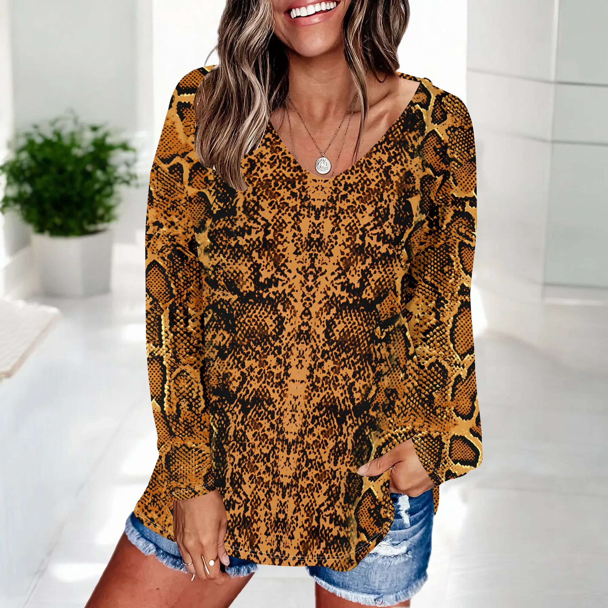 

Women's Spring and Autumn Long sleeved V-neck T-shirt, Classic Pattern Fashion Printed Grey Retro Series Long sleeved T-shirt