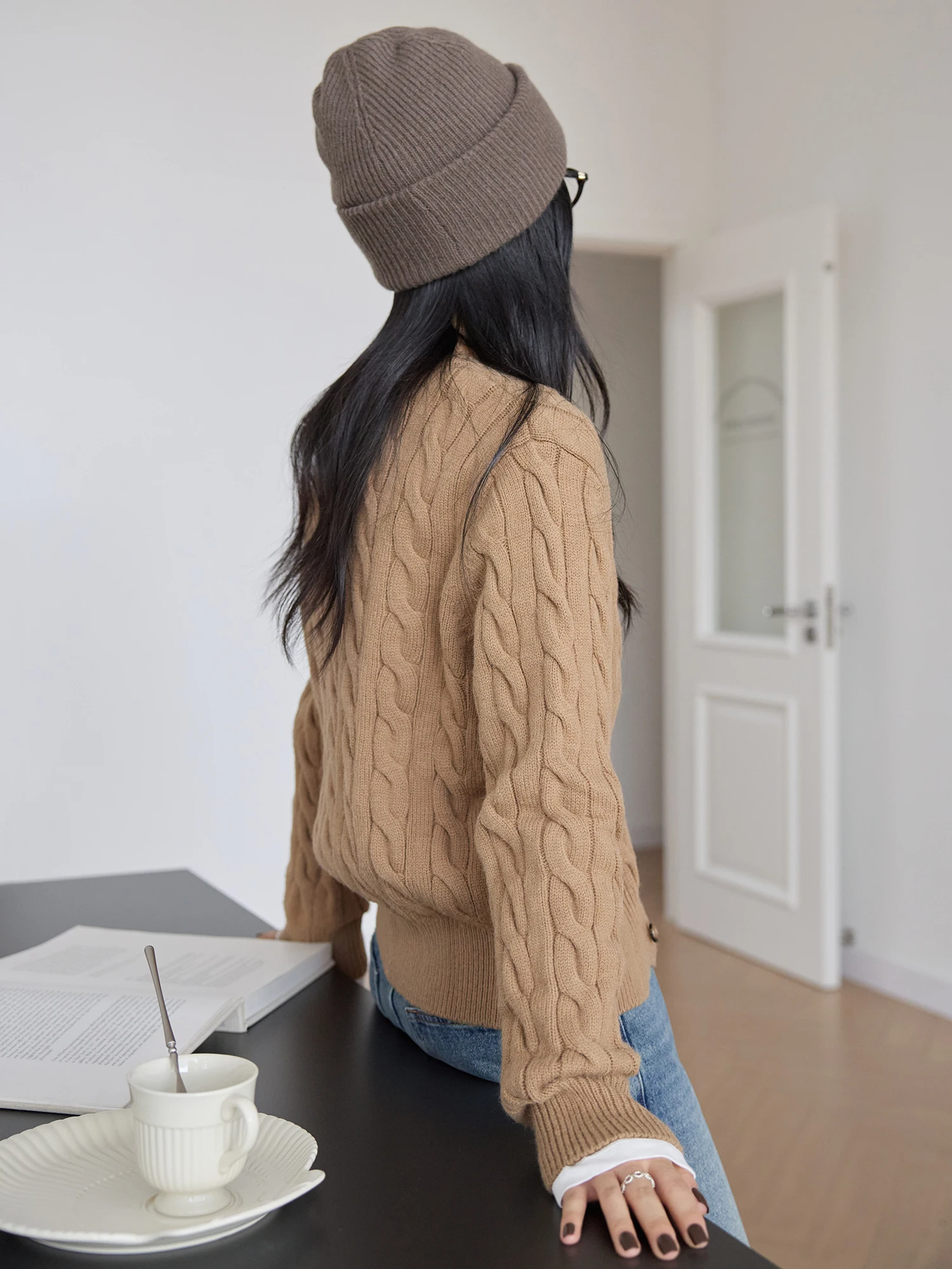 

Ретро-кардиган вязаный женский осенне-зимний, утепленный, на одной пуговице, с узором косы, короткий свитер-жакет