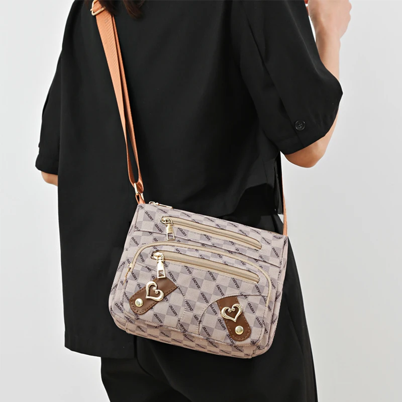 

Женская сумка подходит для людей среднего и пожилого возраста для путешествий. Это можно носить либо кросс-боди или на плече.