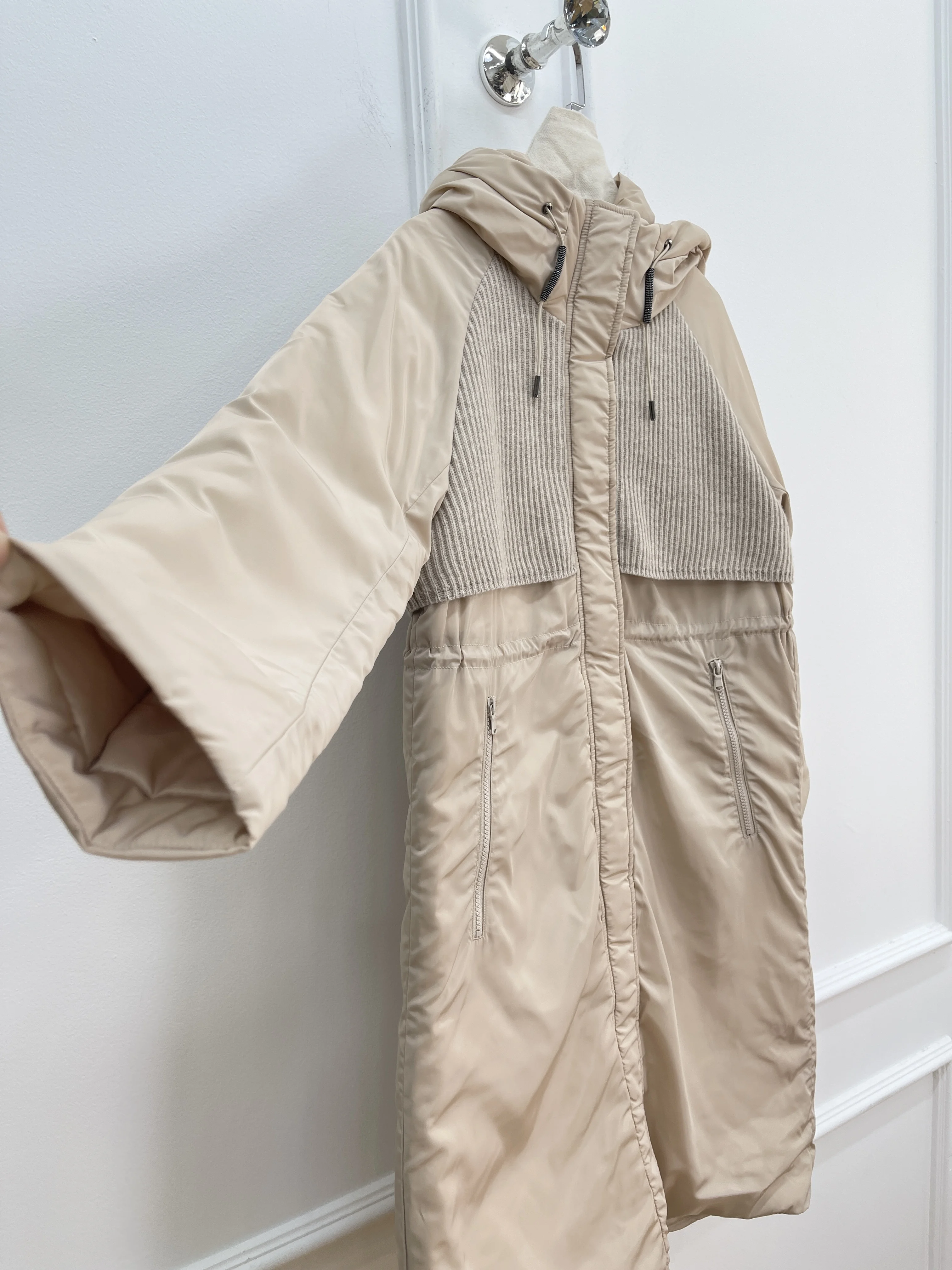 2025 Piumino di media lunghezza autunno e inverno Moda semplice Piumino d'anatra bianco con cappuccio Vita calda Giacca esterna Abbigliamento donna