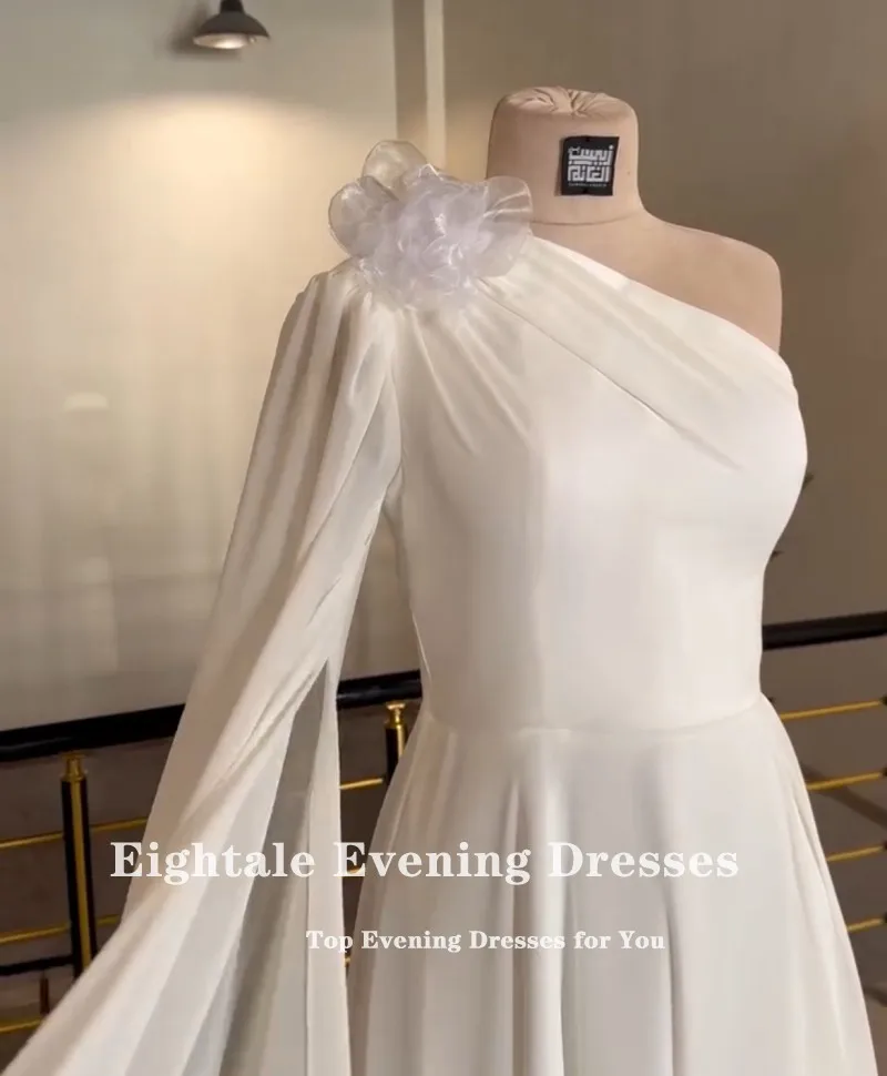Eightale Arabisches Hochzeitskleid mit einer Schulter, maßgeschneidert, elfenbeinfarbenes Satin, Flügelärmel, muslimisches Brautkleid, A-Linie, Brautpartykleid
