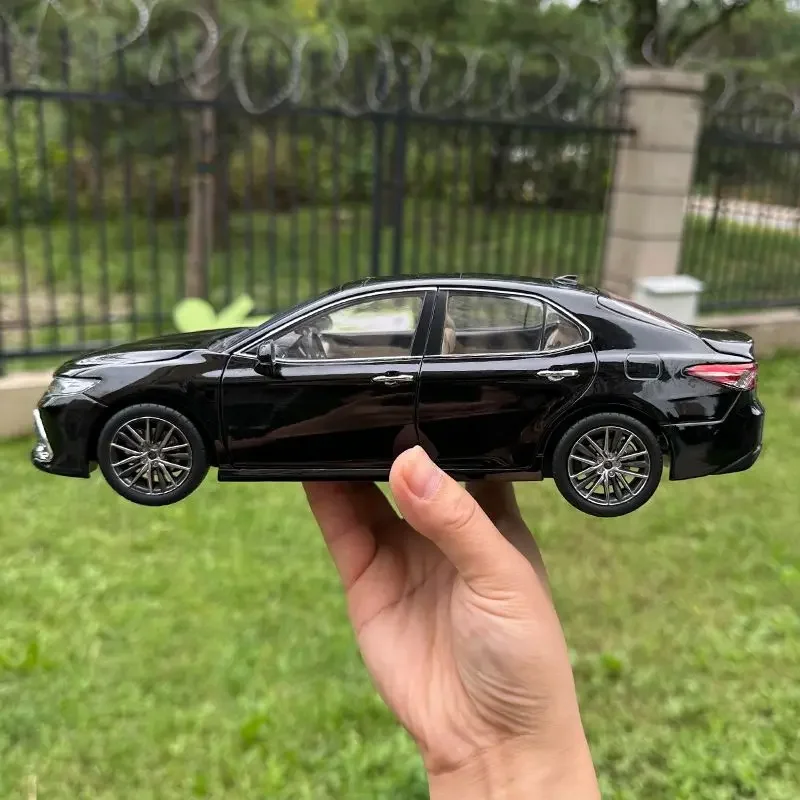 Modello in scala 1:18 2021 GAC Toyota Nuovo modello di auto Camry di otto generazione Decorazione della stanza decorata per i regali di compleanno dei bambini.