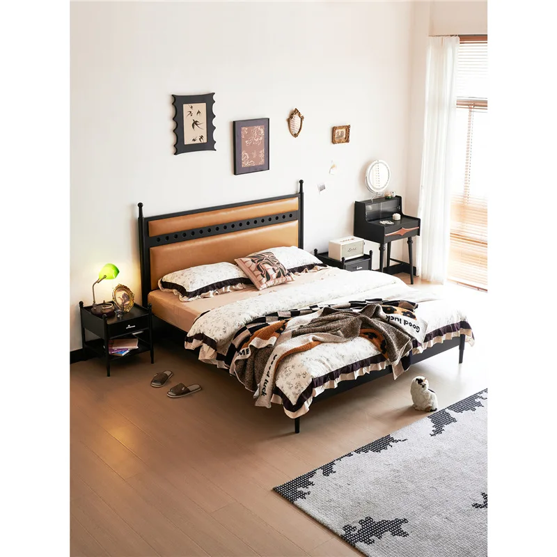 

Medieval style solid wood bed 1.8 meters master bedroom American double bed retro style red oak bed