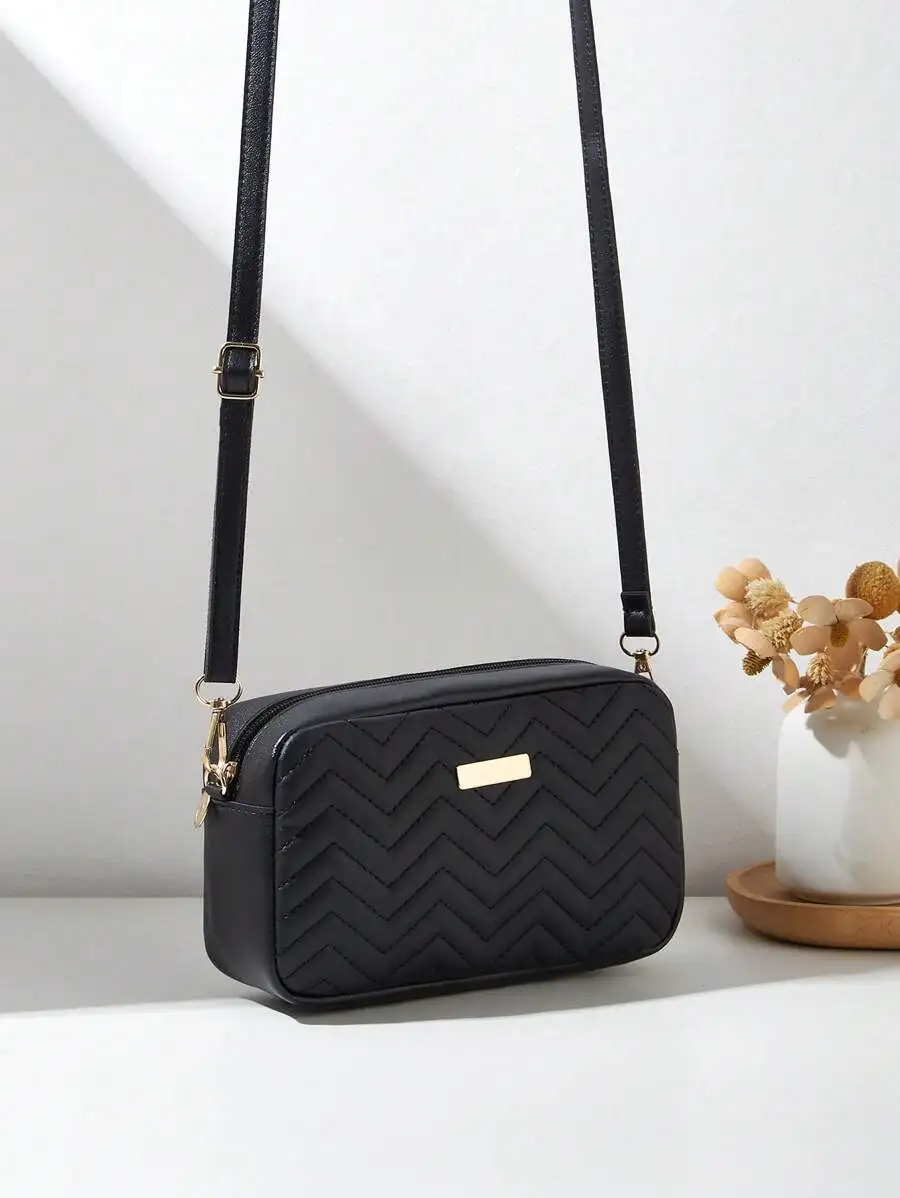 

Черная стеганая сумка через плечо с узором в виде шевронов и регулируемым ремнем