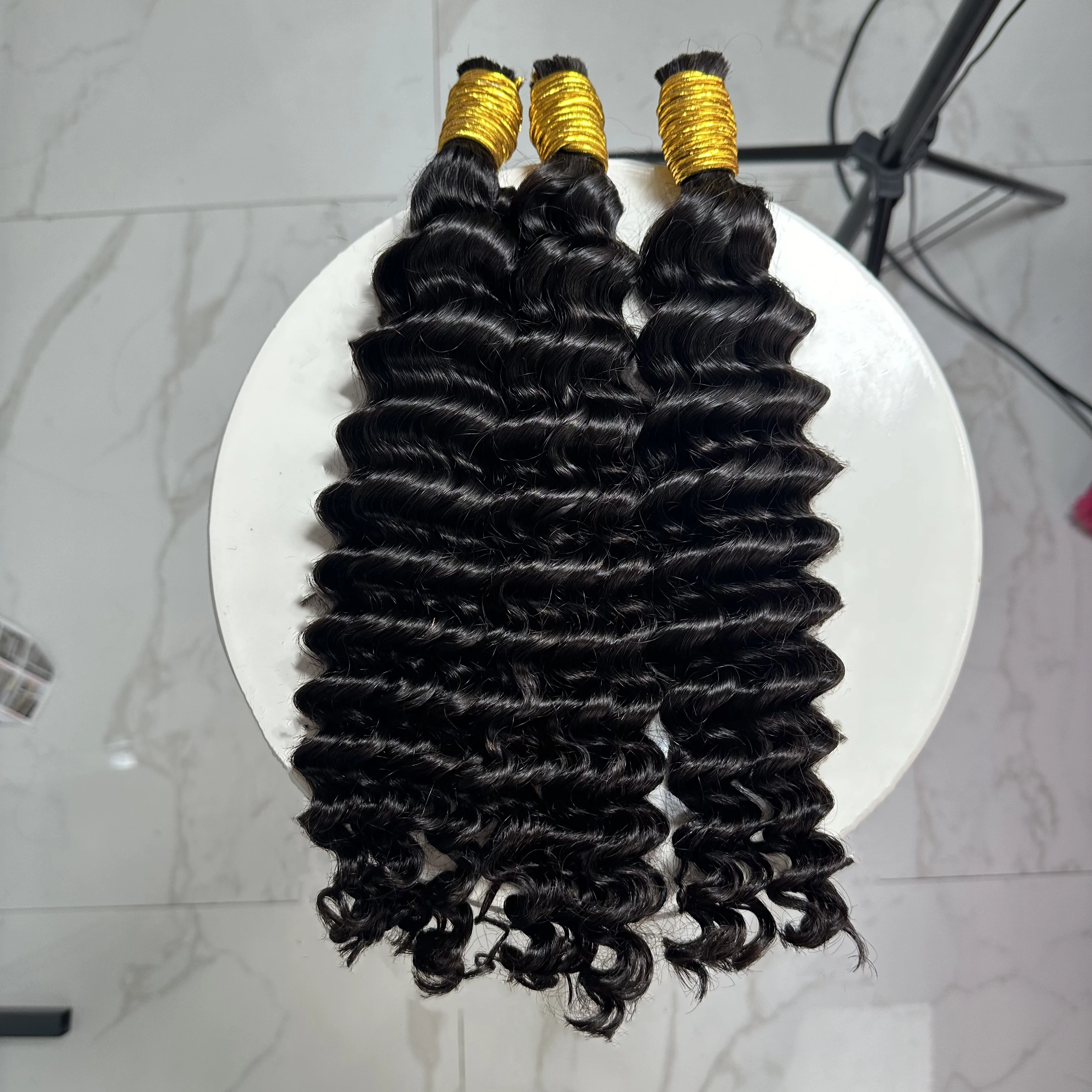 Pasma włosów ludzkich Deep Wave, nieprzetworzone, bez wszywki, prawdziwe włosy Remy, indyjskie kręcone czarne włosy ludzkie Remy, 100% ludzkie włosy do zaplatania, naturalne.