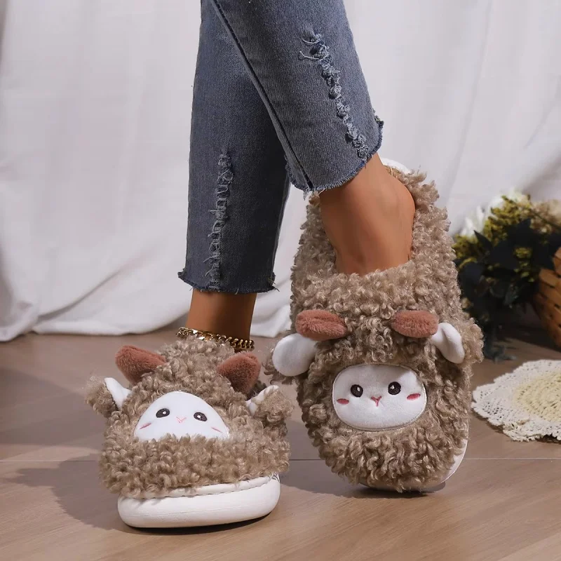 รองเท้าแตะรูปแกะน้อยน่ารักสำหรับฤดูหนาว เหมาะสำหรับผู้หญิงและผู้ชาย รองเท้าแตะขนแกะนุ่มสบายสำหรับใส่ในบ้าน รองเท้าแตะคู่รักแฟชั่น ปักลายสวยงาม รองเท้าแตะผ้าฝ้ายนุ่ม