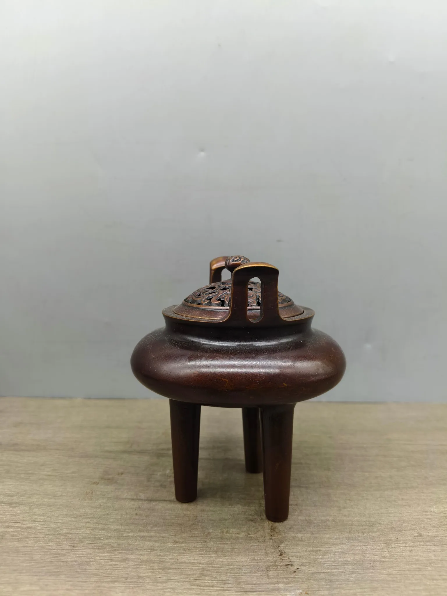 Bronze collection of household ornaments with ear-grazing Dan furnace