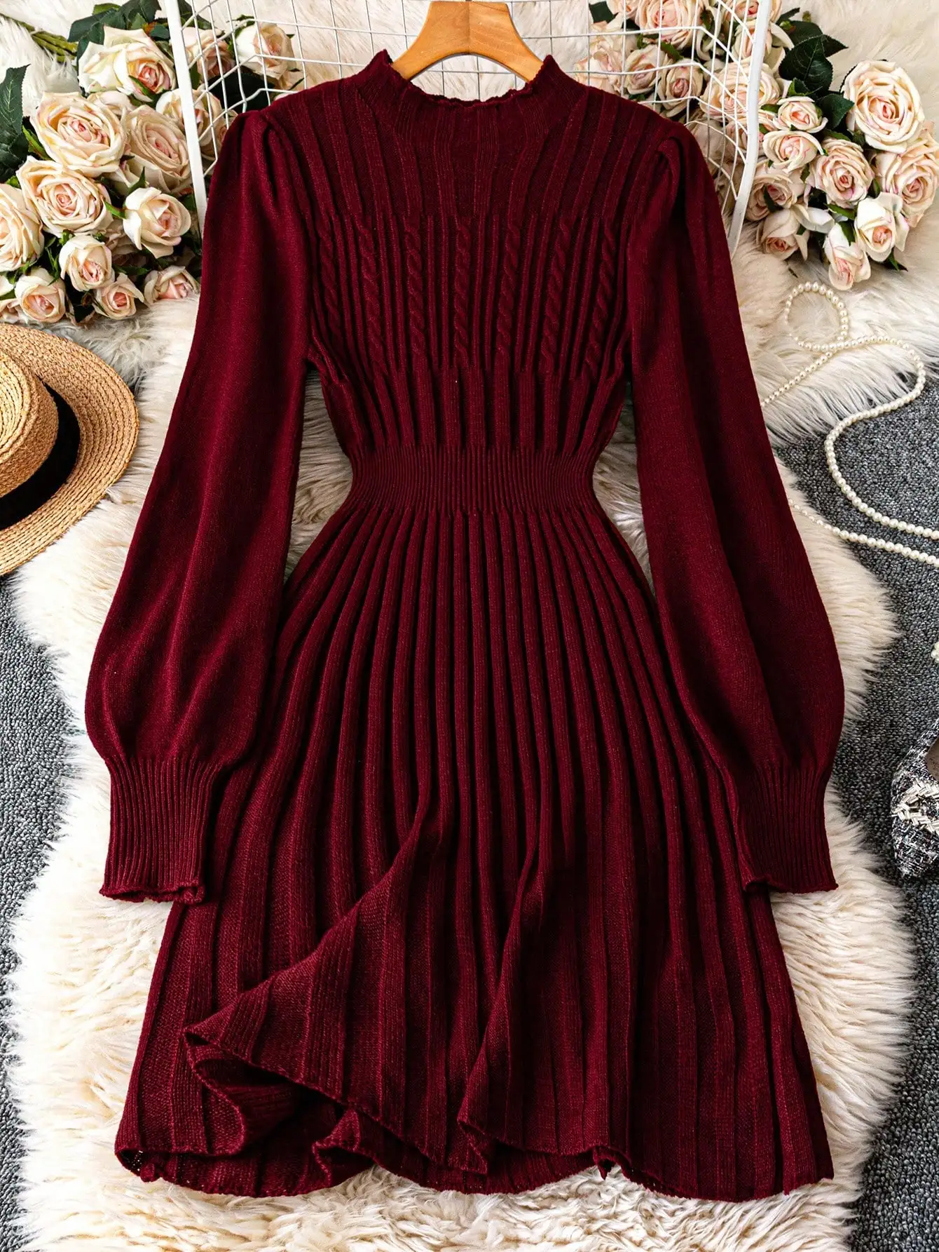 

Бордовое платье-свитер с воротником-стойкой, рукавами-фонариками, узором косы и плиссировкой