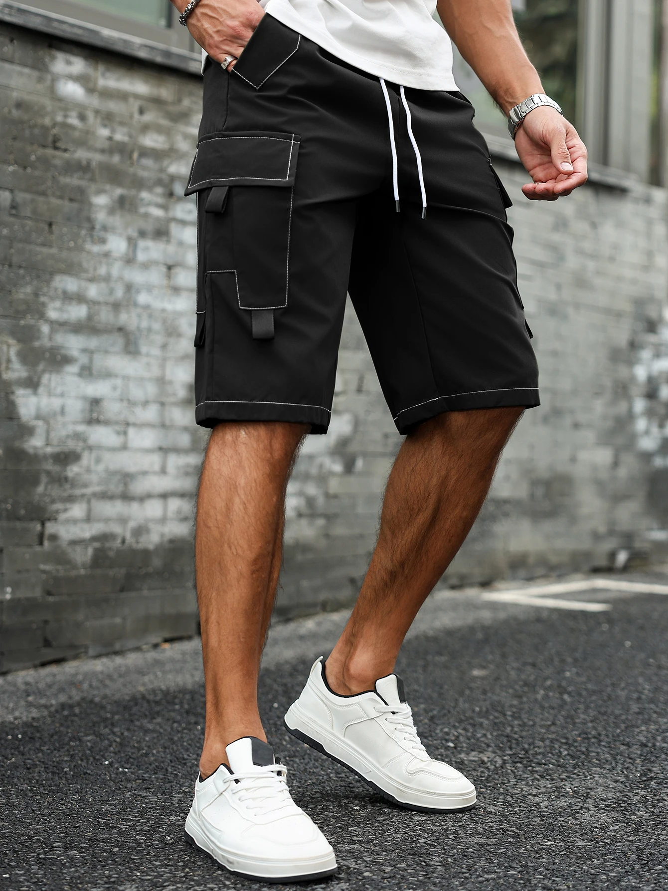 

Men's Trendy Workwear Shorts, Durable Loose-Fitting Five-Point Shorts, Single Piece, with Velcro Pockets and Visible Stitching Details, Suitable for Outdoor Training, Street Wear, Vacation Trips, and Various Other Occasions