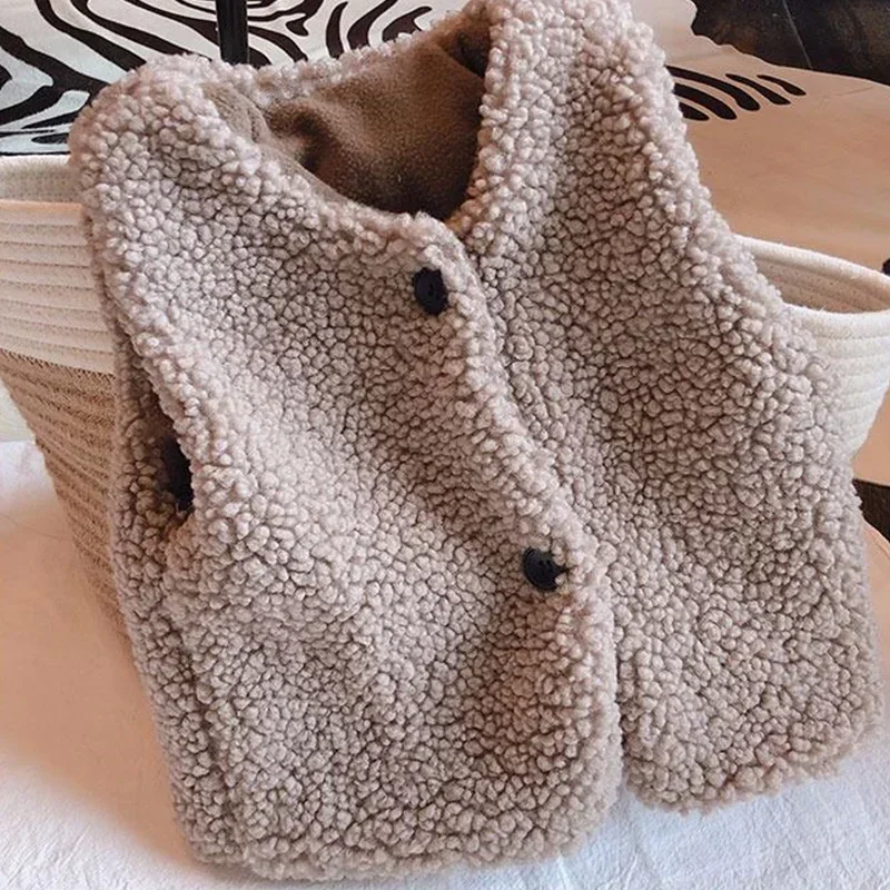 Herbst-Winter-Weste aus Lammwolle mit Samtfutter für Mädchen und Jungen, Plüschweste, einreihig, V-Ausschnitt, warmer, modischer Mantel für Kinder – Detail 7
