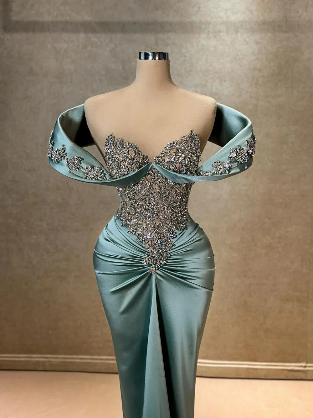 Splendido abito da sera con coda frontale chic a sirena in rilievo personalizzato con spalle scoperte lussuoso abito da ballo con cristalli per feste personalizzato