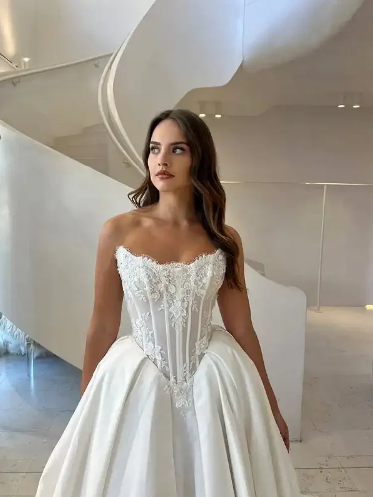 2026 Luxury Satin Strapless Prom Dresses Lace Decal Tight corset Bride Dress Elegant Women's Wedding Dress Customized