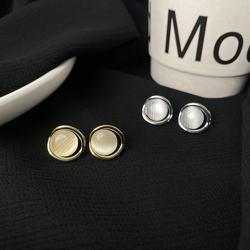 Cute Retro Round Cat\'s Eye Stone Stud Earrings for Women Fashion Jewelry Light Luxury Minimalist Accessories