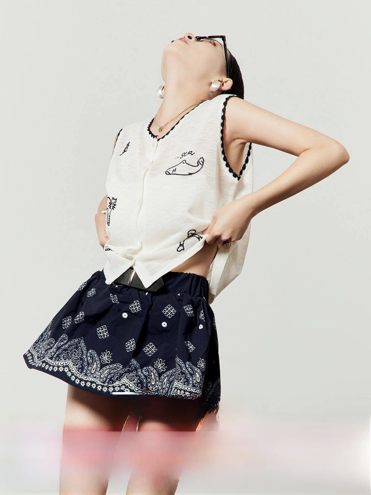 

Белая свободная женская майка с V-образным вырезом и принтом, летняя новинка, универсальная, простая, элегантная, без бретелек