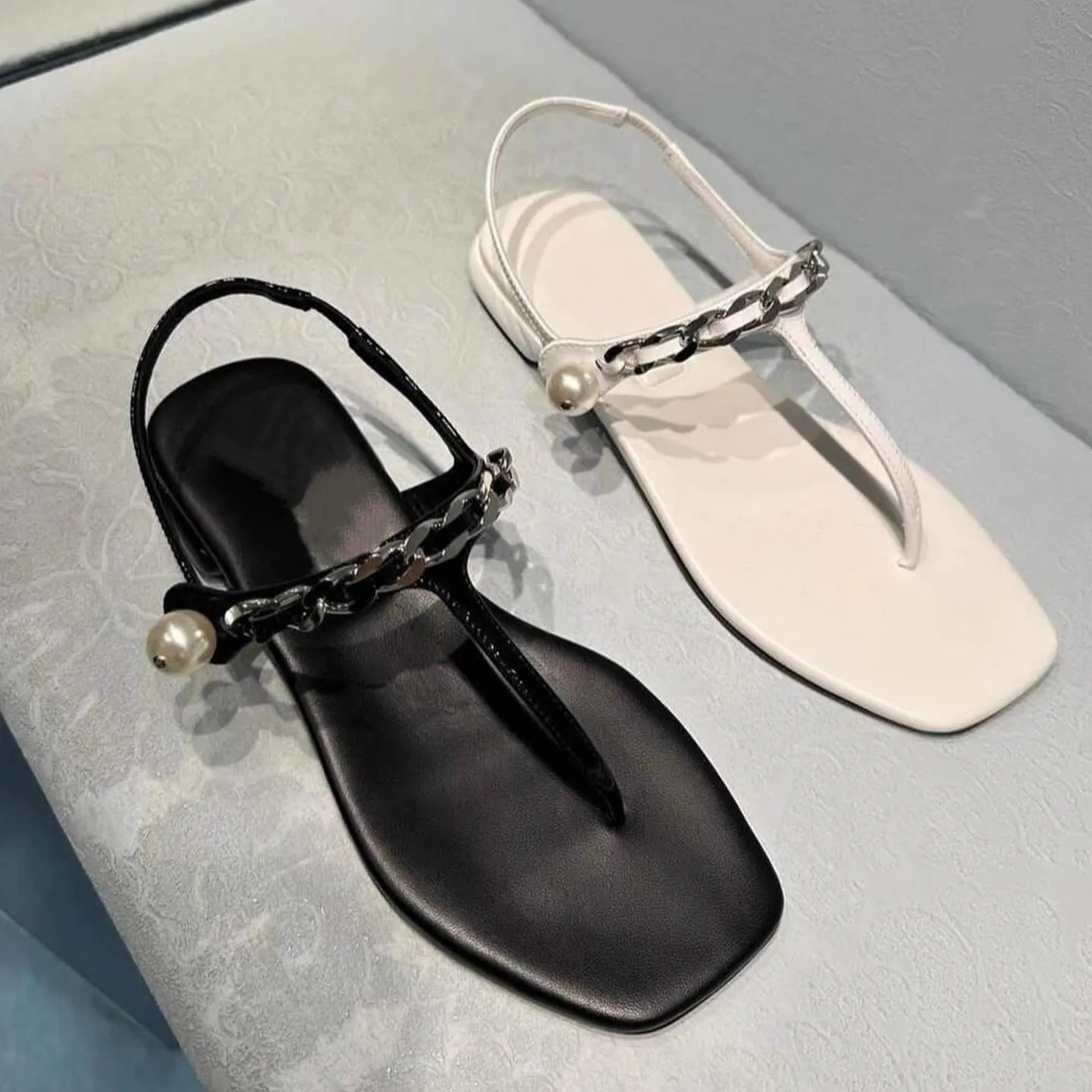 Sandalias tipo Tanga con cadena de Metal perlado, zapatillas elásticas con punta cuadrada para vacaciones, zapatos planos cómodos de estilo de hadas de cuero suave para mujer